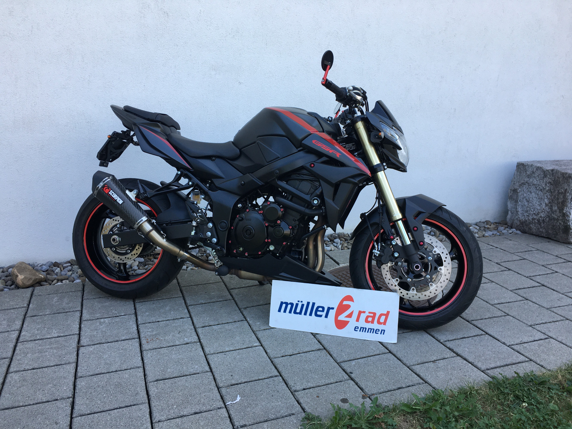 SUZUKI GSR 750 A/U-image-0