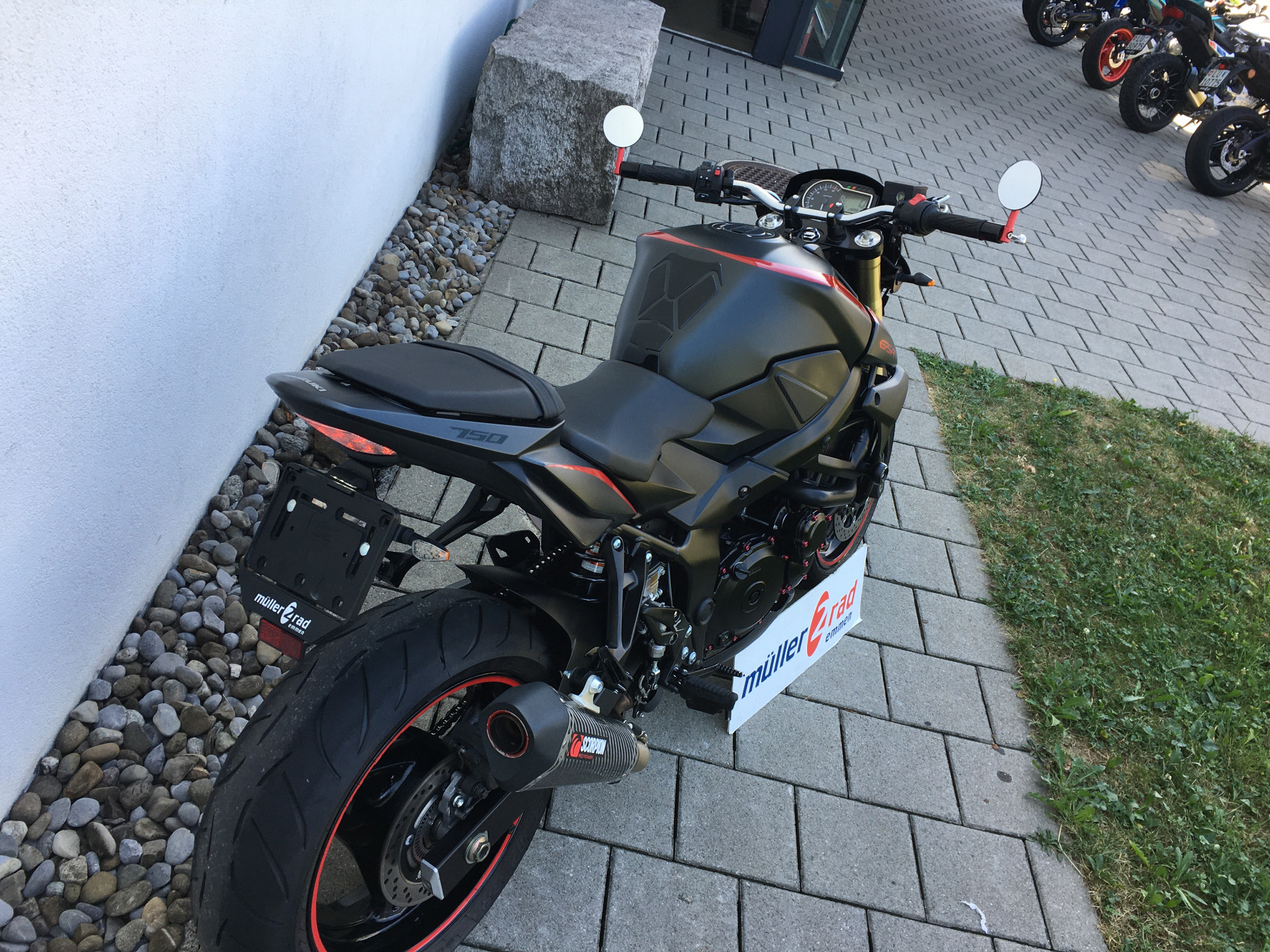 SUZUKI GSR 750 A/U-image-1