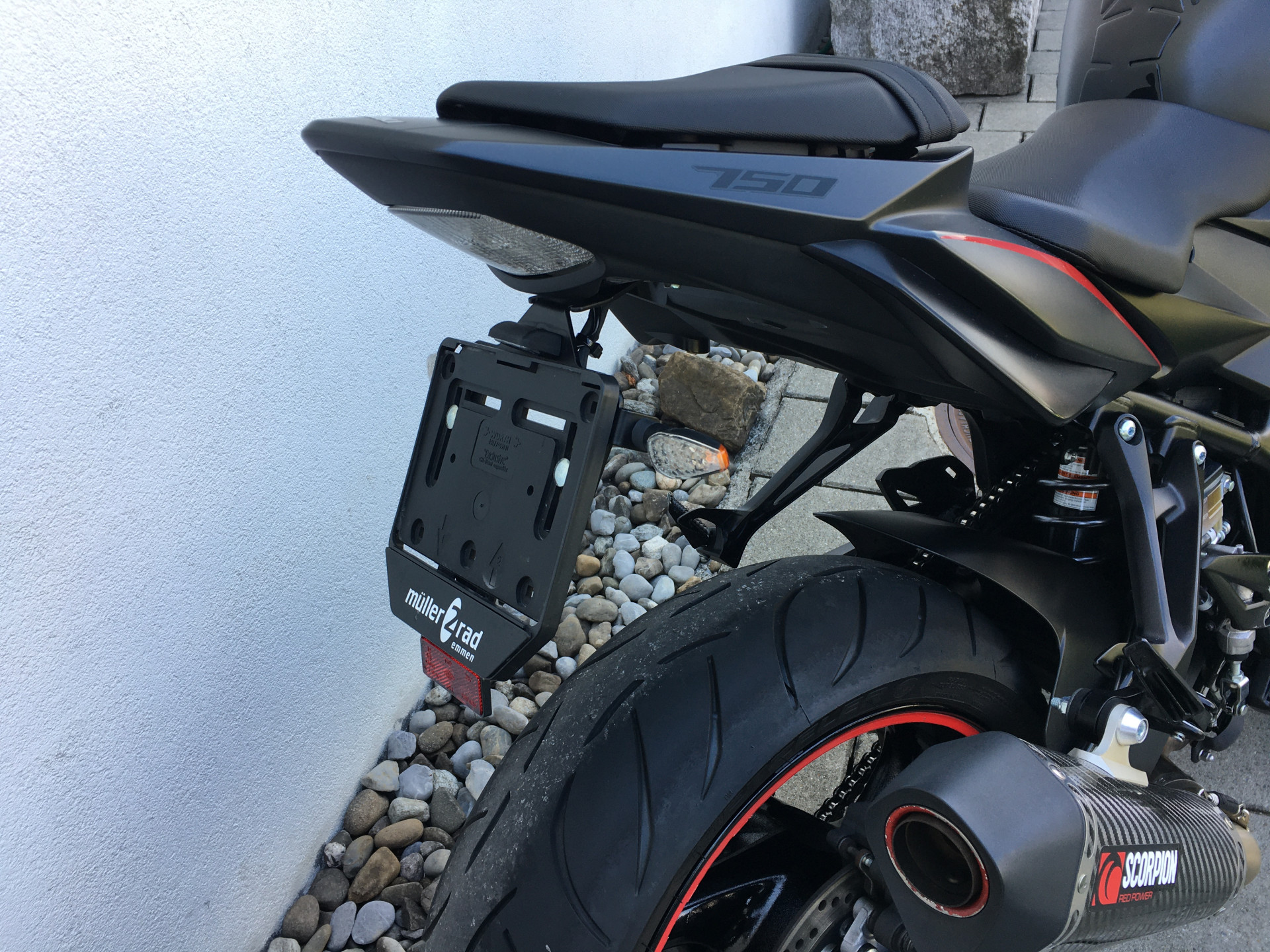 SUZUKI GSR 750 A/U-image-8