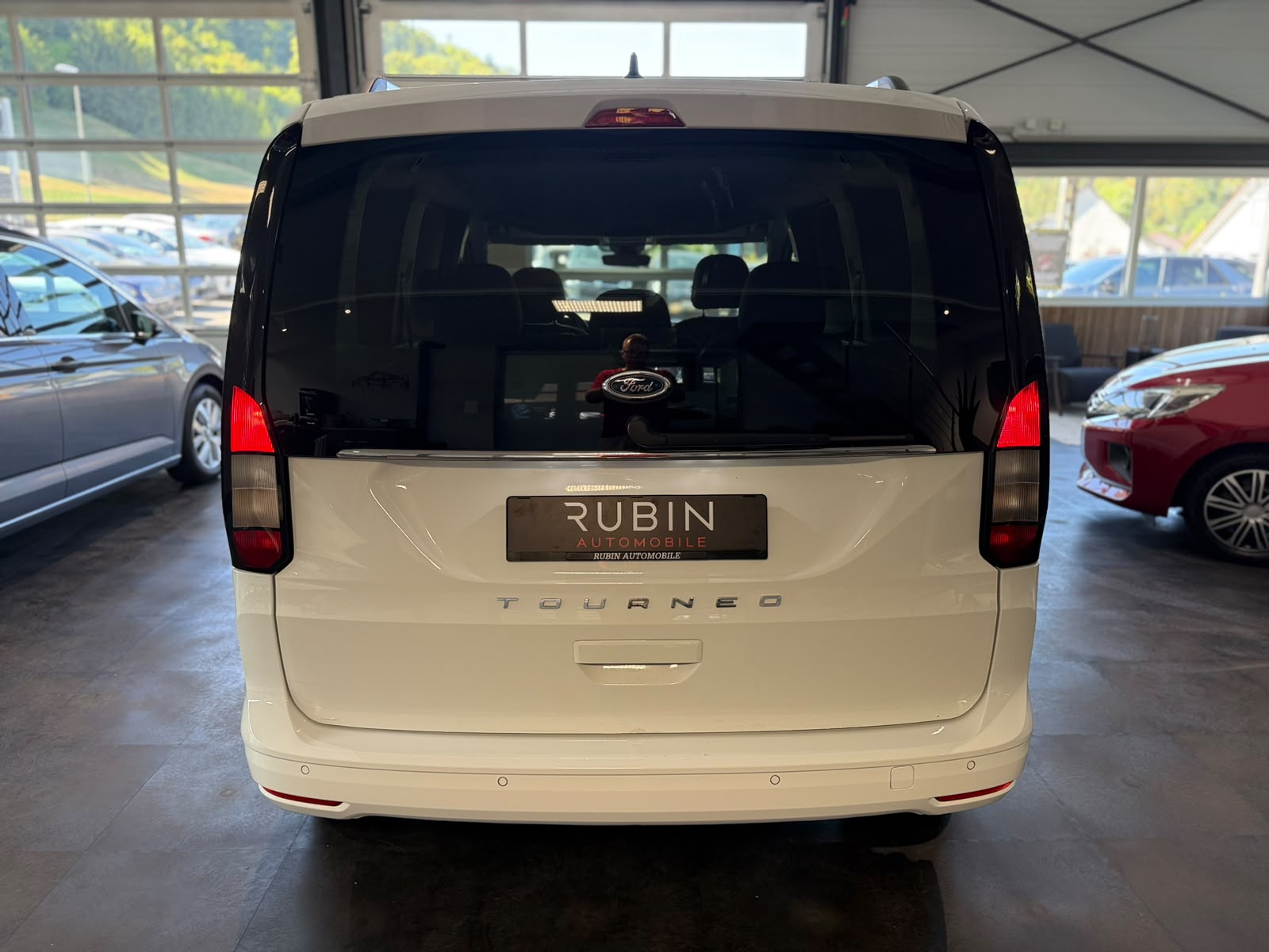 FORD Tourneo Connect 2.0 EcoBlue Titanium Automat-showroom-element-3