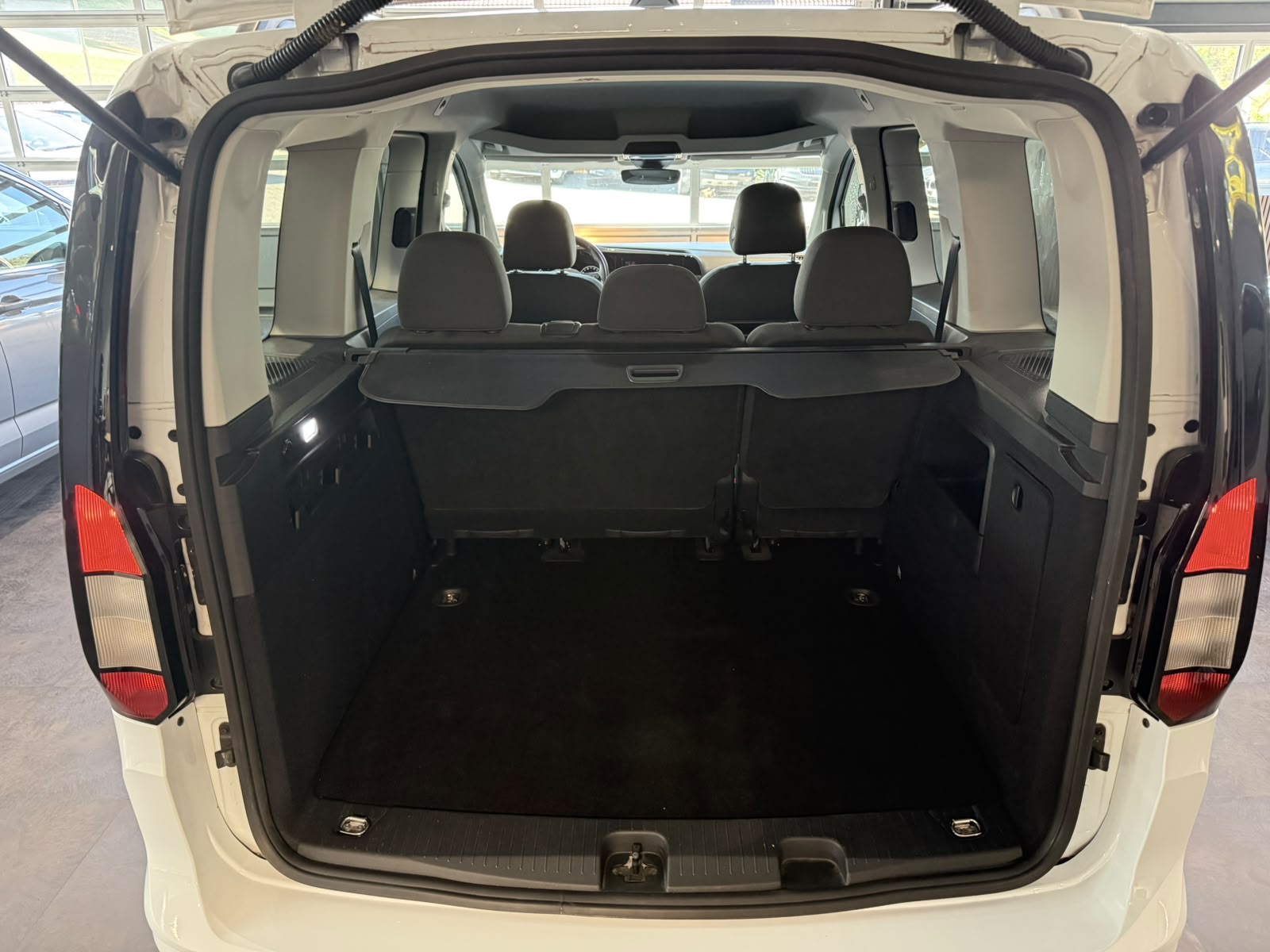 FORD Tourneo Connect 2.0 EcoBlue Titanium Automat-image-4