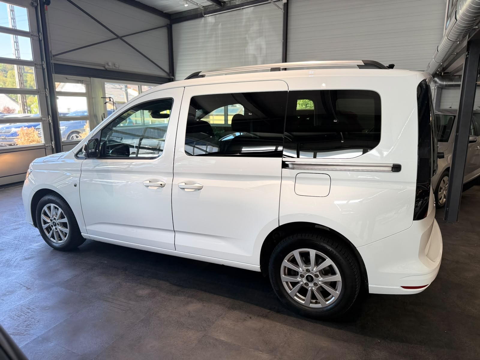 FORD Tourneo Connect 2.0 EcoBlue Titanium Automat-showroom-element-1