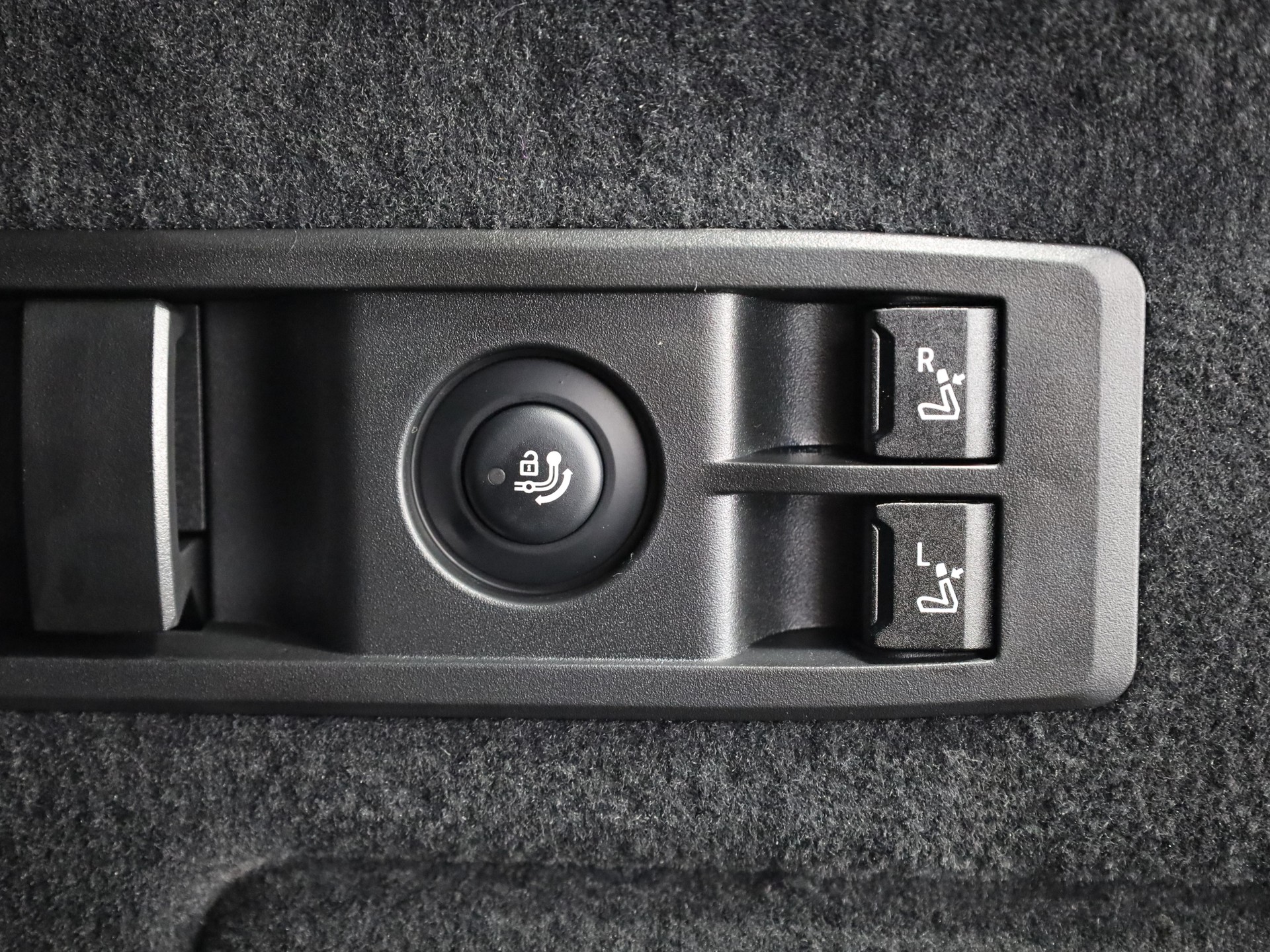 BMW iX xDrive60-image-7