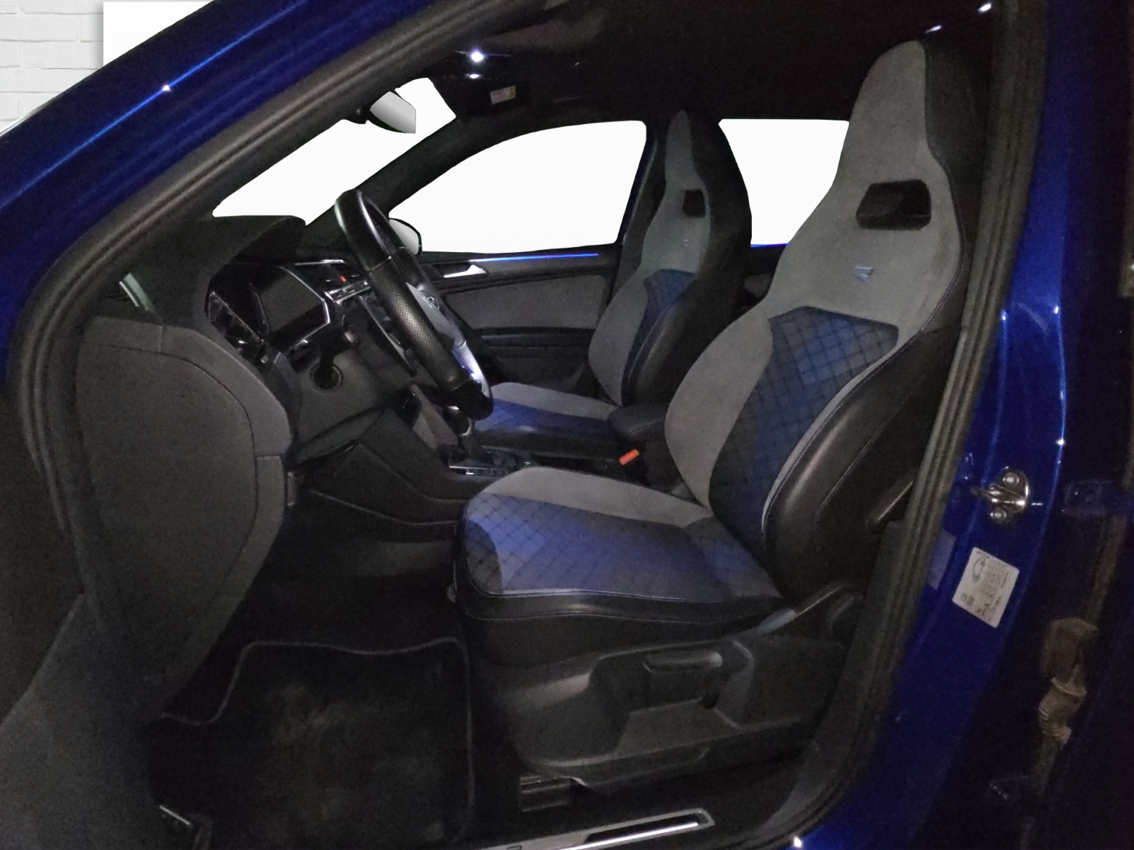 VW Tiguan 2.0TSI R 4Motion DSG-image-4