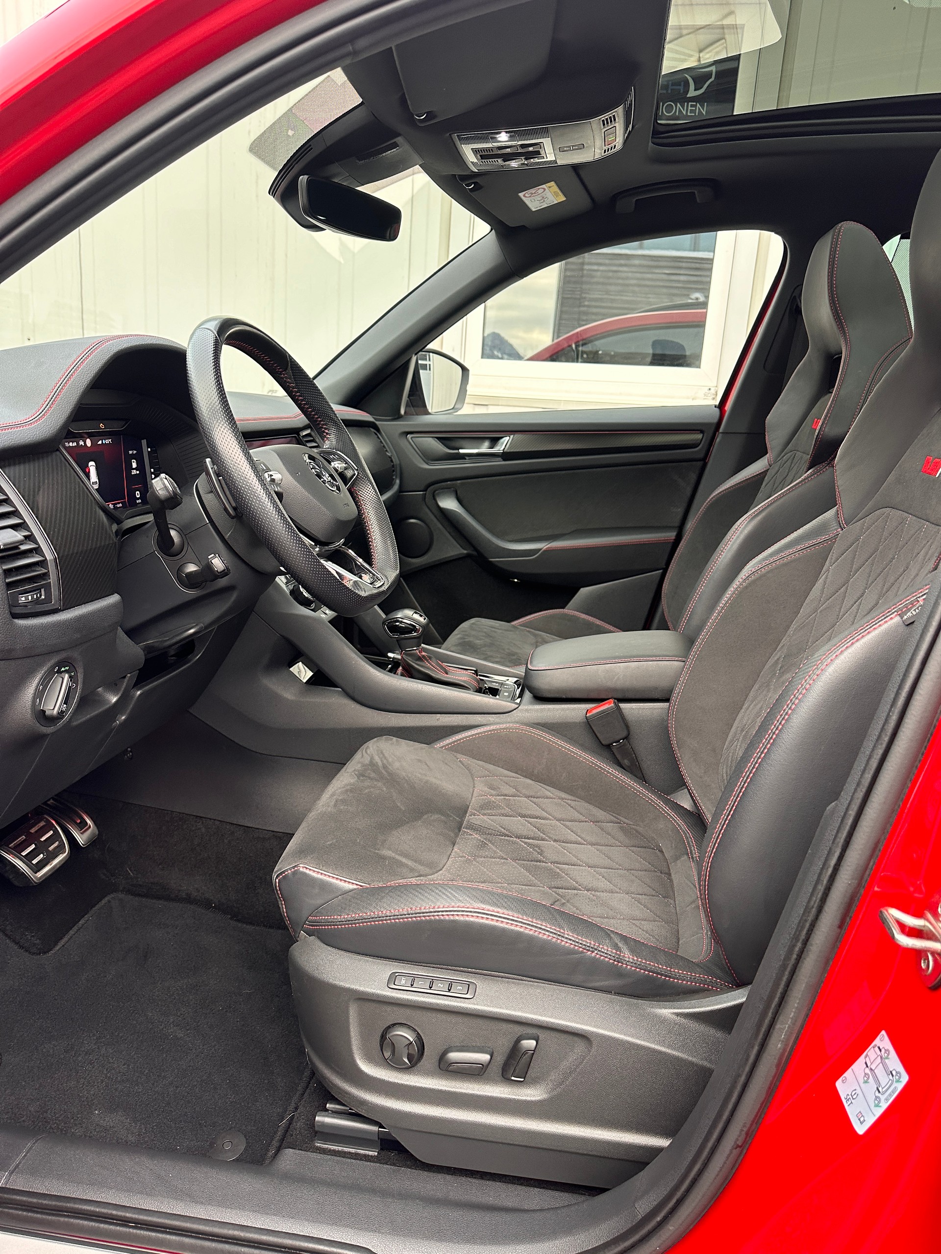 SKODA SKODA Kodiaq RS 4x4 PANORAMA * AHK * CH * 20" ALU* 8 FACH*STANDHEIZUNG*-image-9