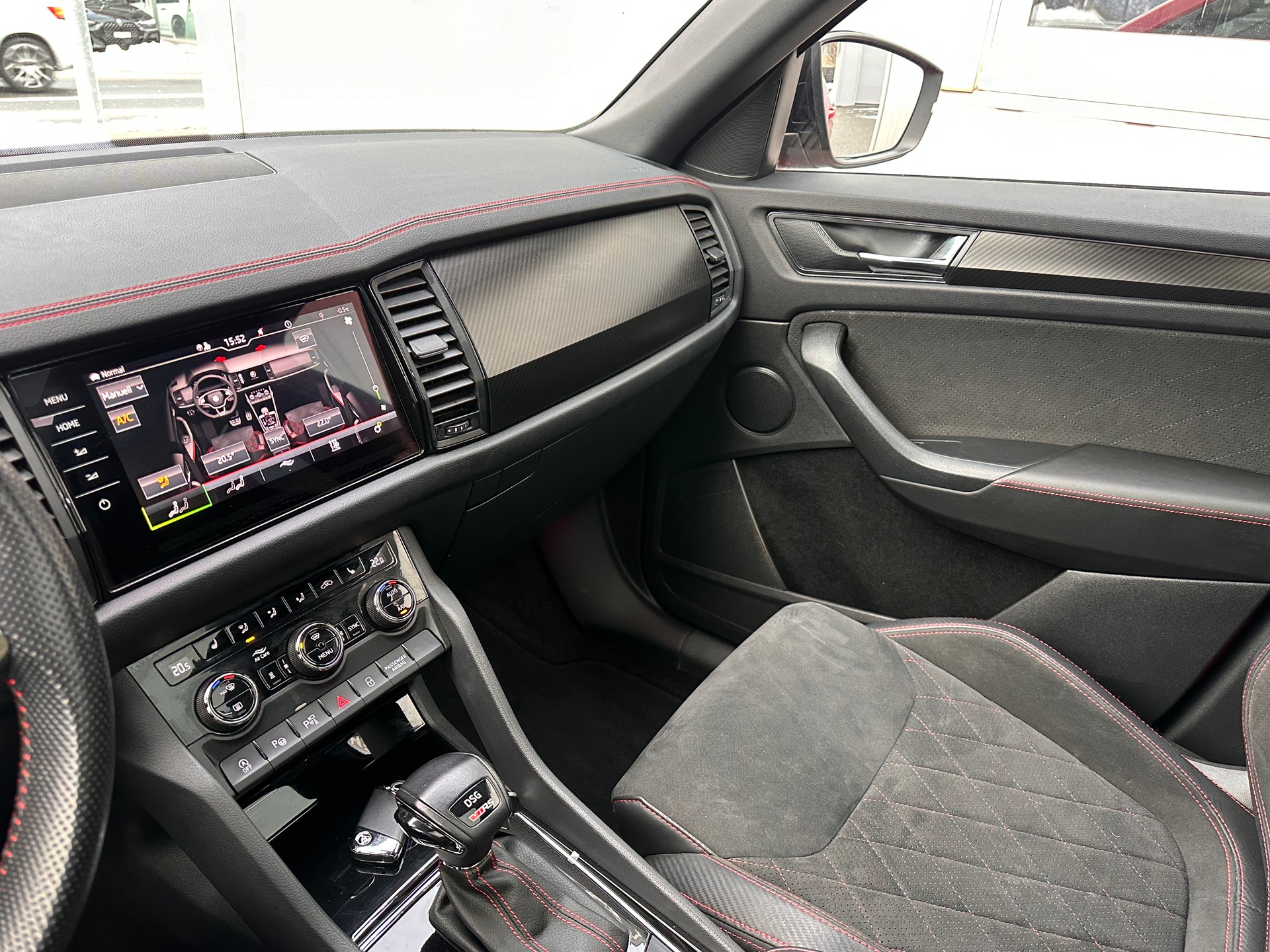 SKODA SKODA Kodiaq RS 4x4 PANORAMA * AHK * CH * 20" ALU* 8 FACH*STANDHEIZUNG*-image-10