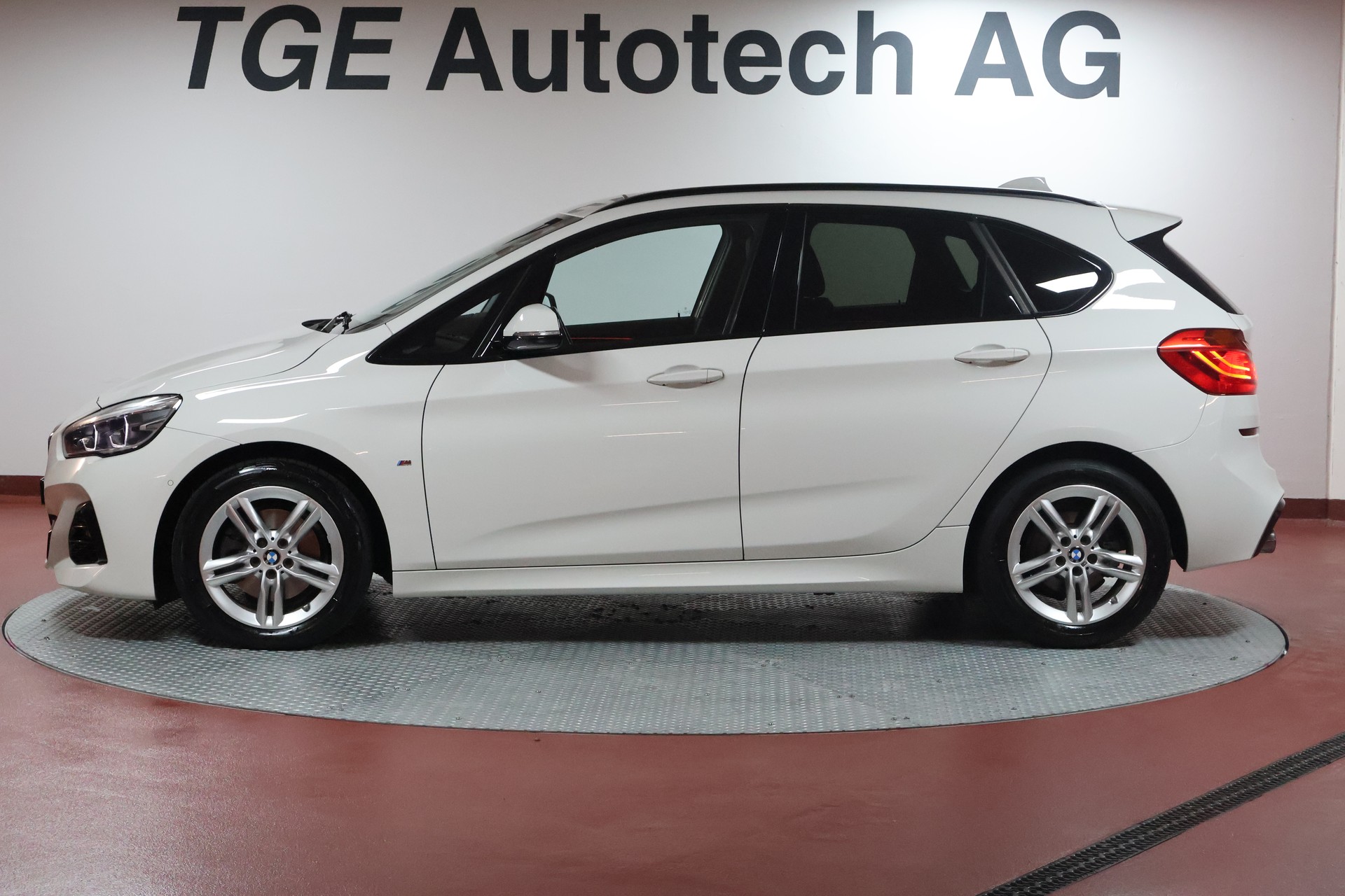 BMW 220d xDrive Active Tourer Steptronic M Sport-showroom-element-3