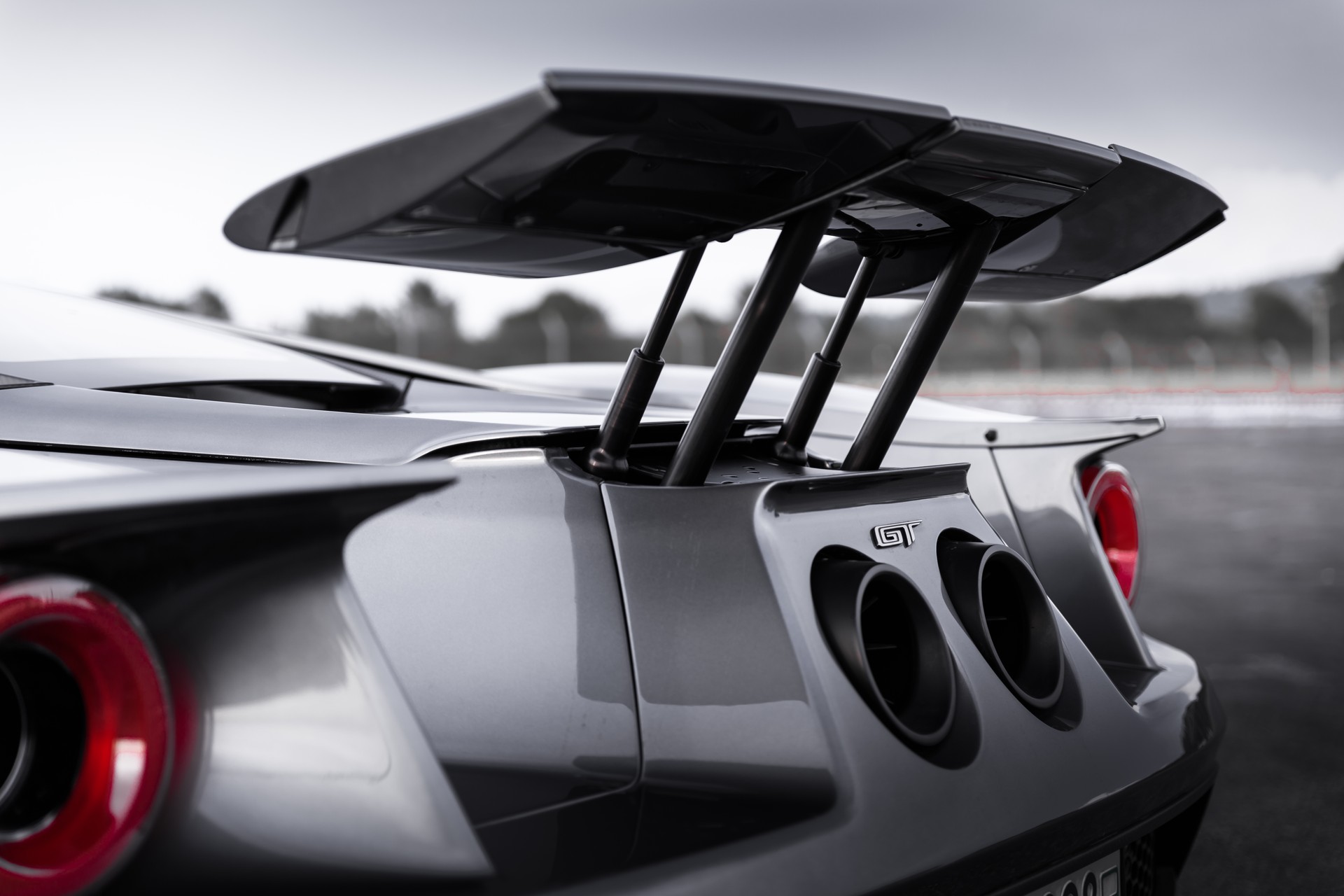 FORD GT-image-1