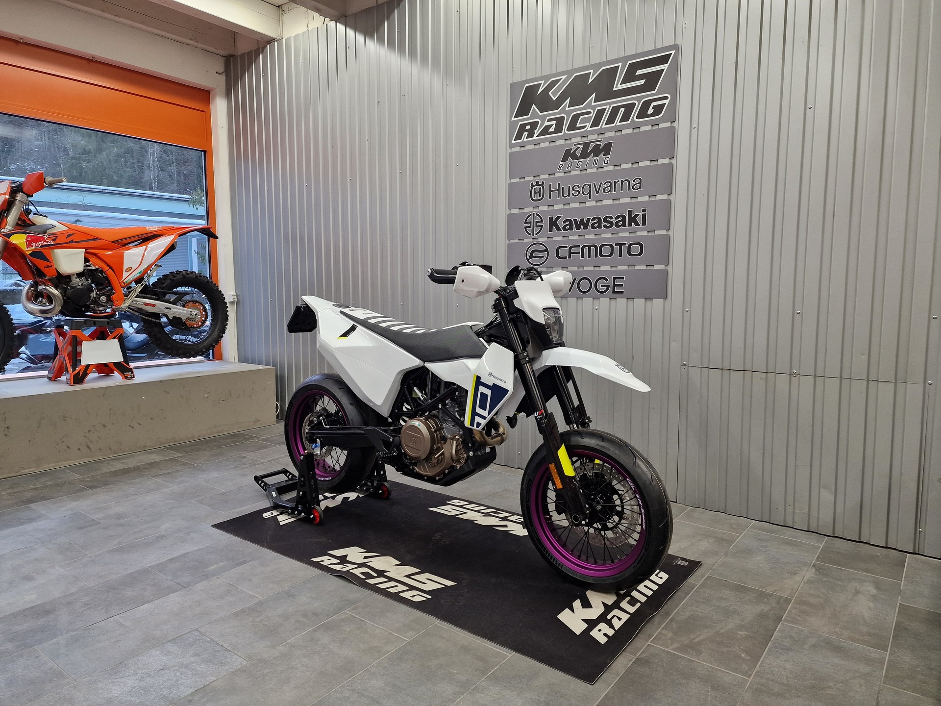 HUSQVARNA 701 Supermoto-image-4