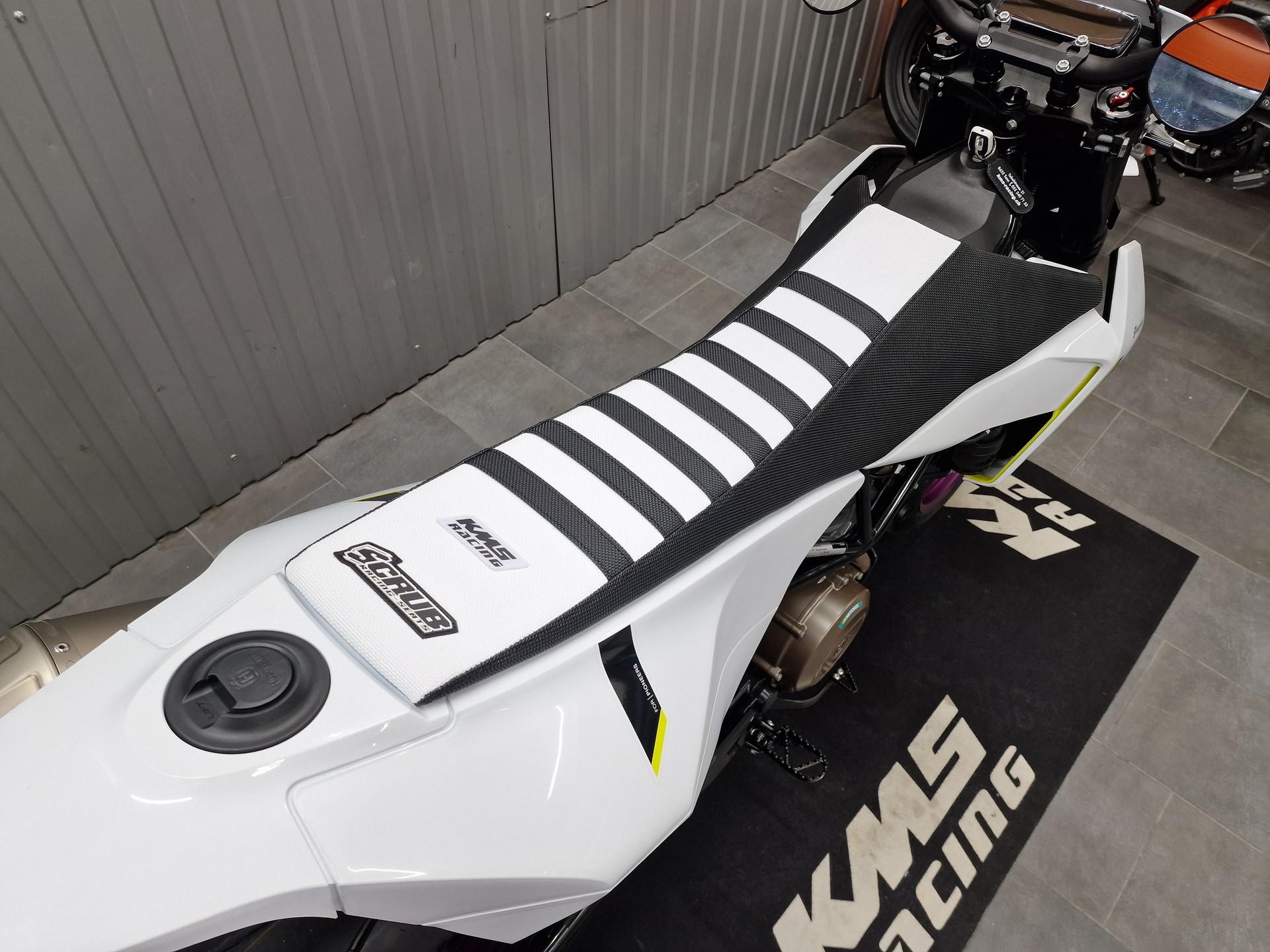 HUSQVARNA 701 Supermoto-image-9