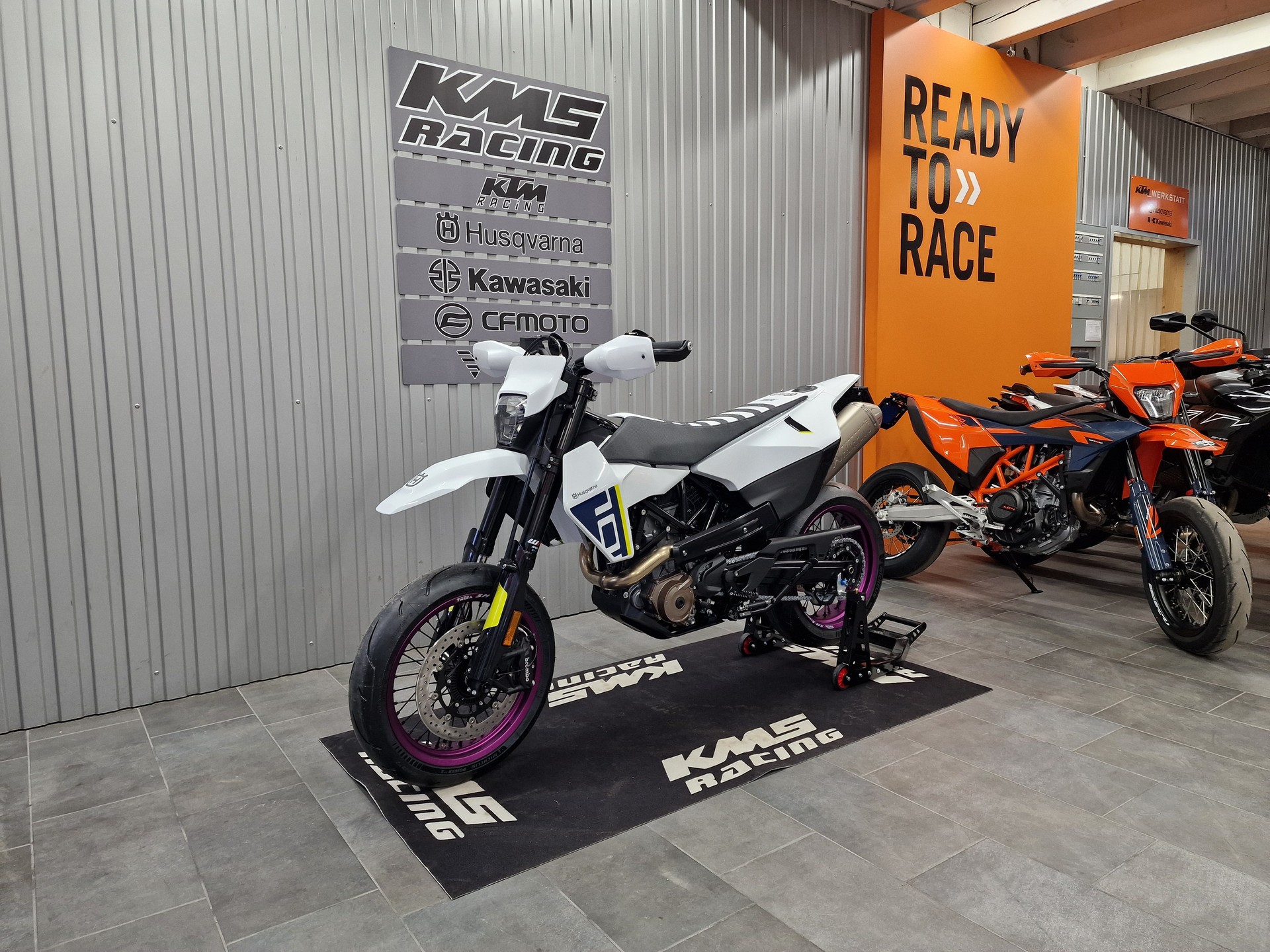 HUSQVARNA 701 Supermoto-image-2