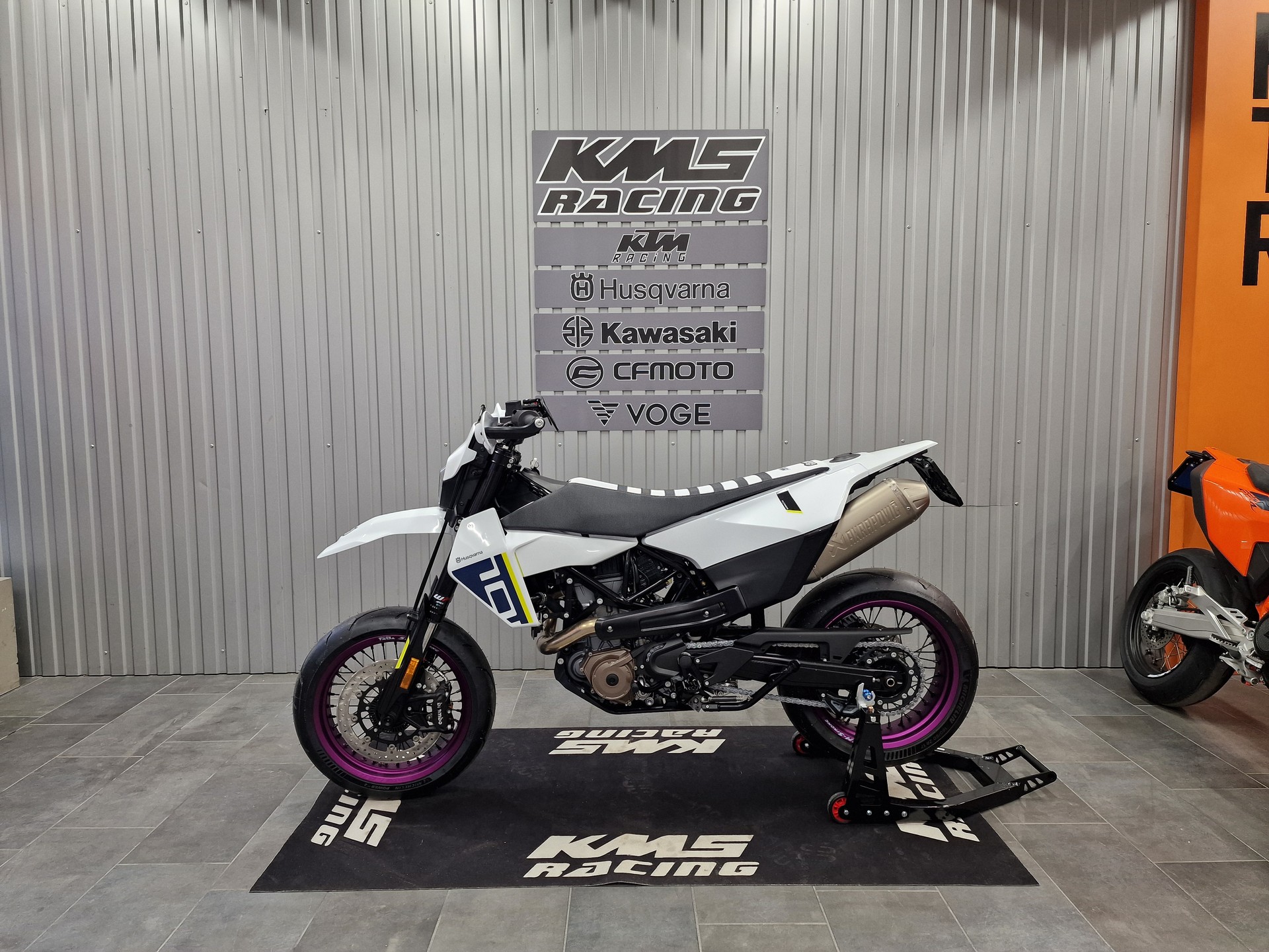 HUSQVARNA 701 Supermoto-image-1