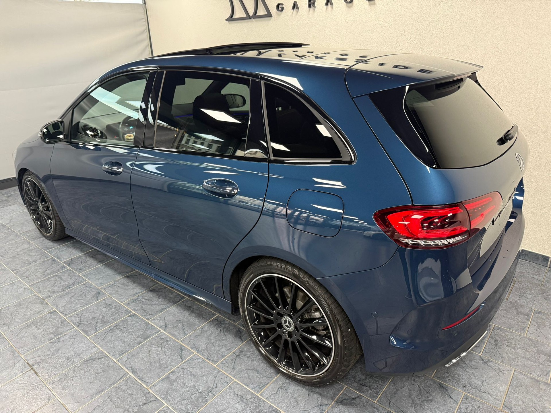 MERCEDES-BENZ B 200 4Matic AMG Line-image-5