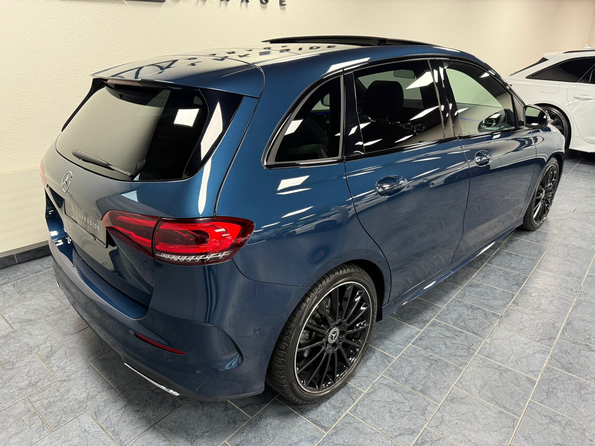 MERCEDES-BENZ B 200 4Matic AMG Line-showroom-element-3