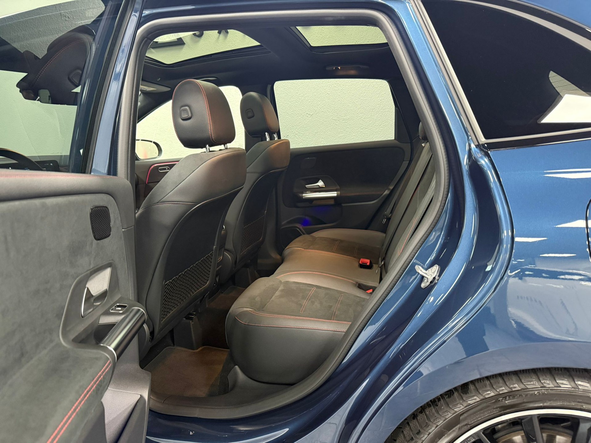 MERCEDES-BENZ B 200 4Matic AMG Line-image-10