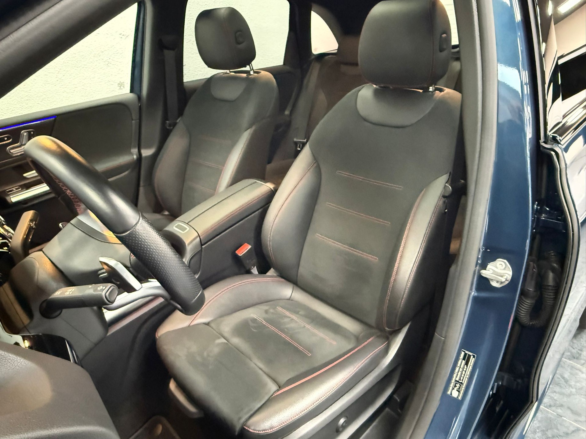 MERCEDES-BENZ B 200 4Matic AMG Line-image-13