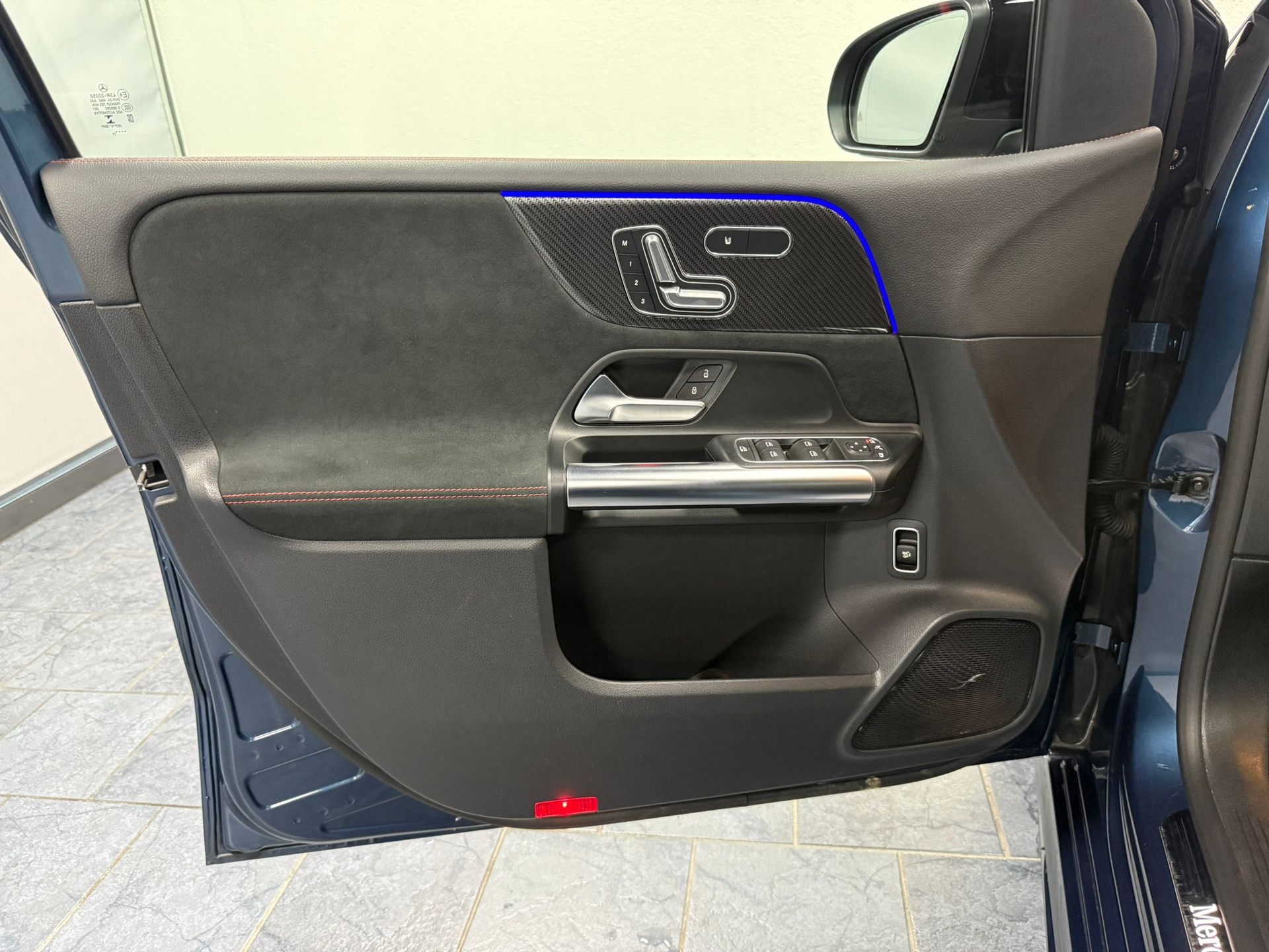 MERCEDES-BENZ B 200 4Matic AMG Line-image-11