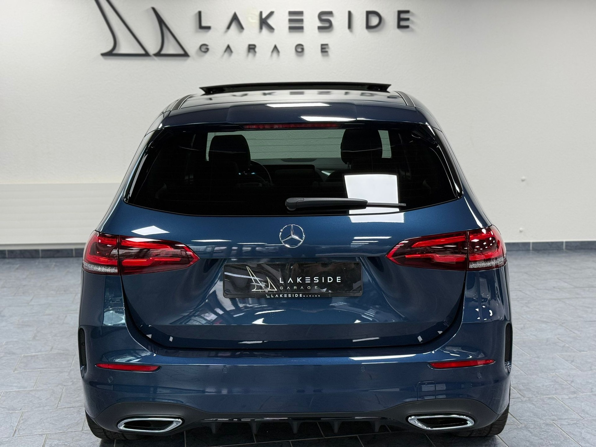 MERCEDES-BENZ B 200 4Matic AMG Line-image-4