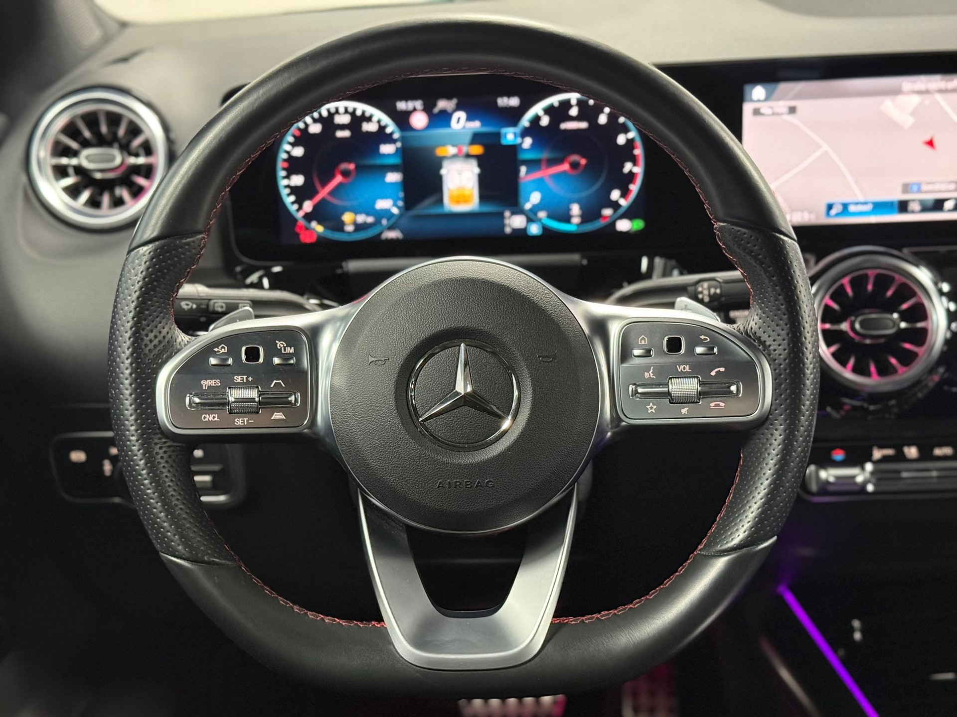 MERCEDES-BENZ B 200 4Matic AMG Line-image-14