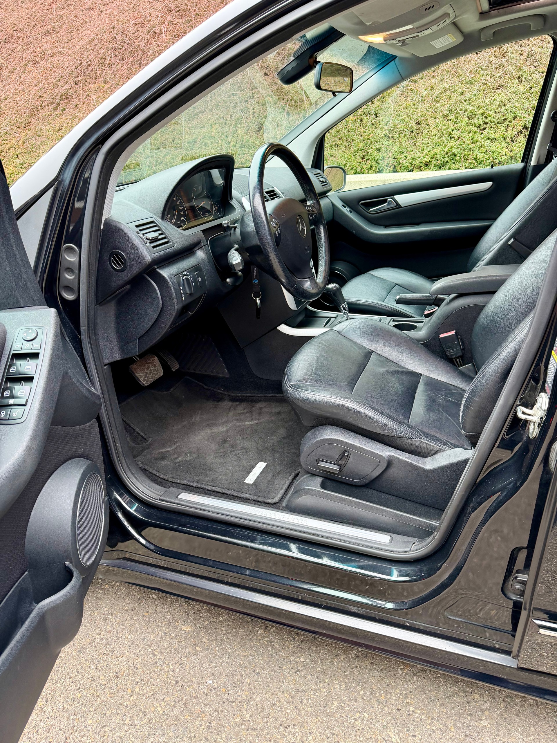 MERCEDES-BENZ A 200 T Avantgarde-image-9