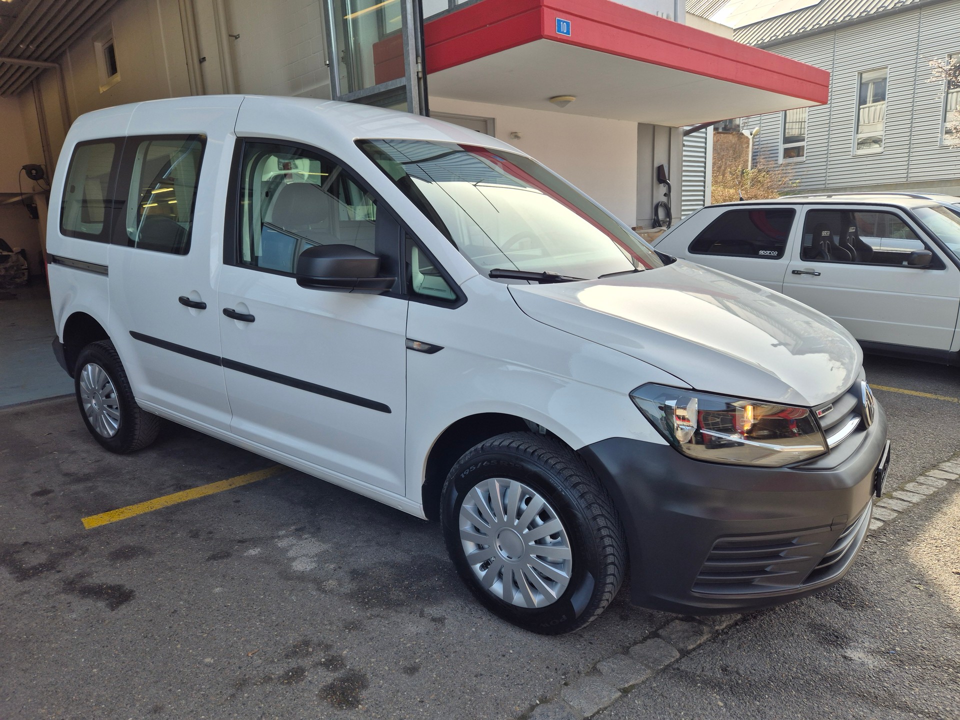 VW Caddy Lieferwagen 4 Motion-image-1
