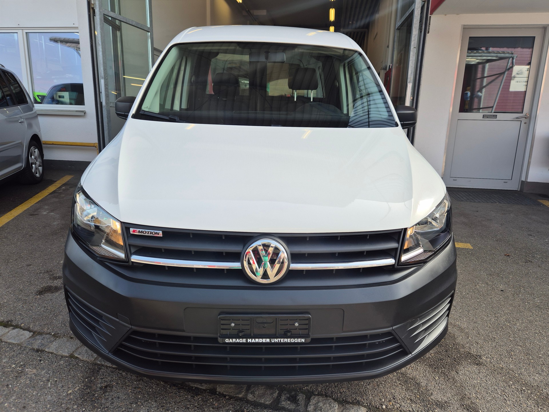 VW Caddy Lieferwagen 4 Motion-image-2