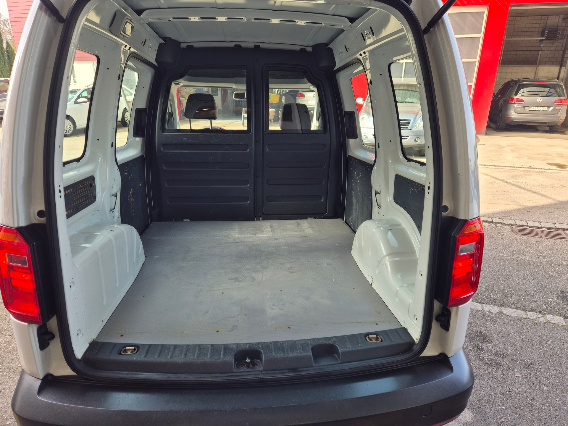 VW Caddy Lieferwagen 4 Motion-image-6