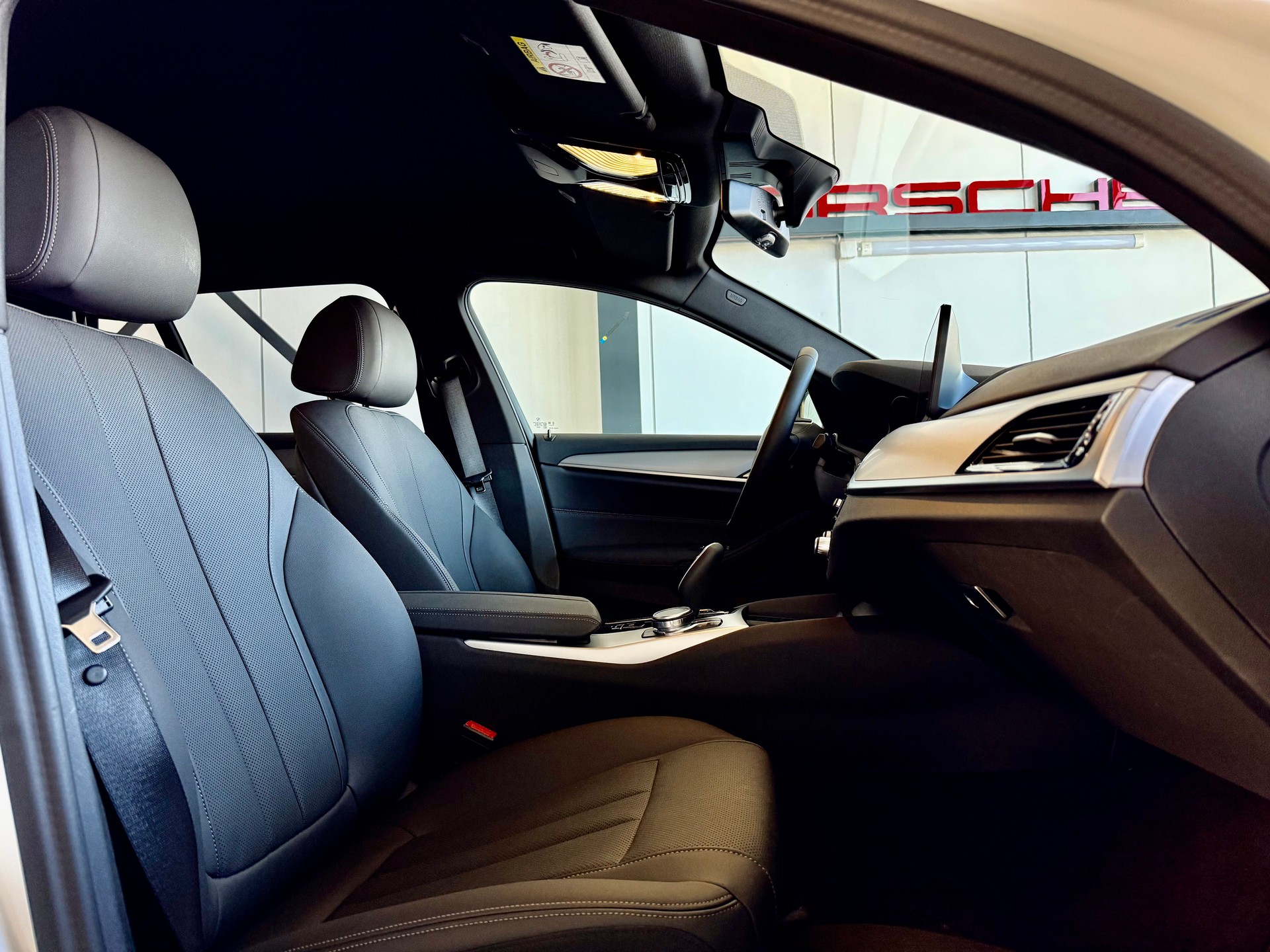 BMW 530d xDrive 48V Sport Touring Steptronic-image-8