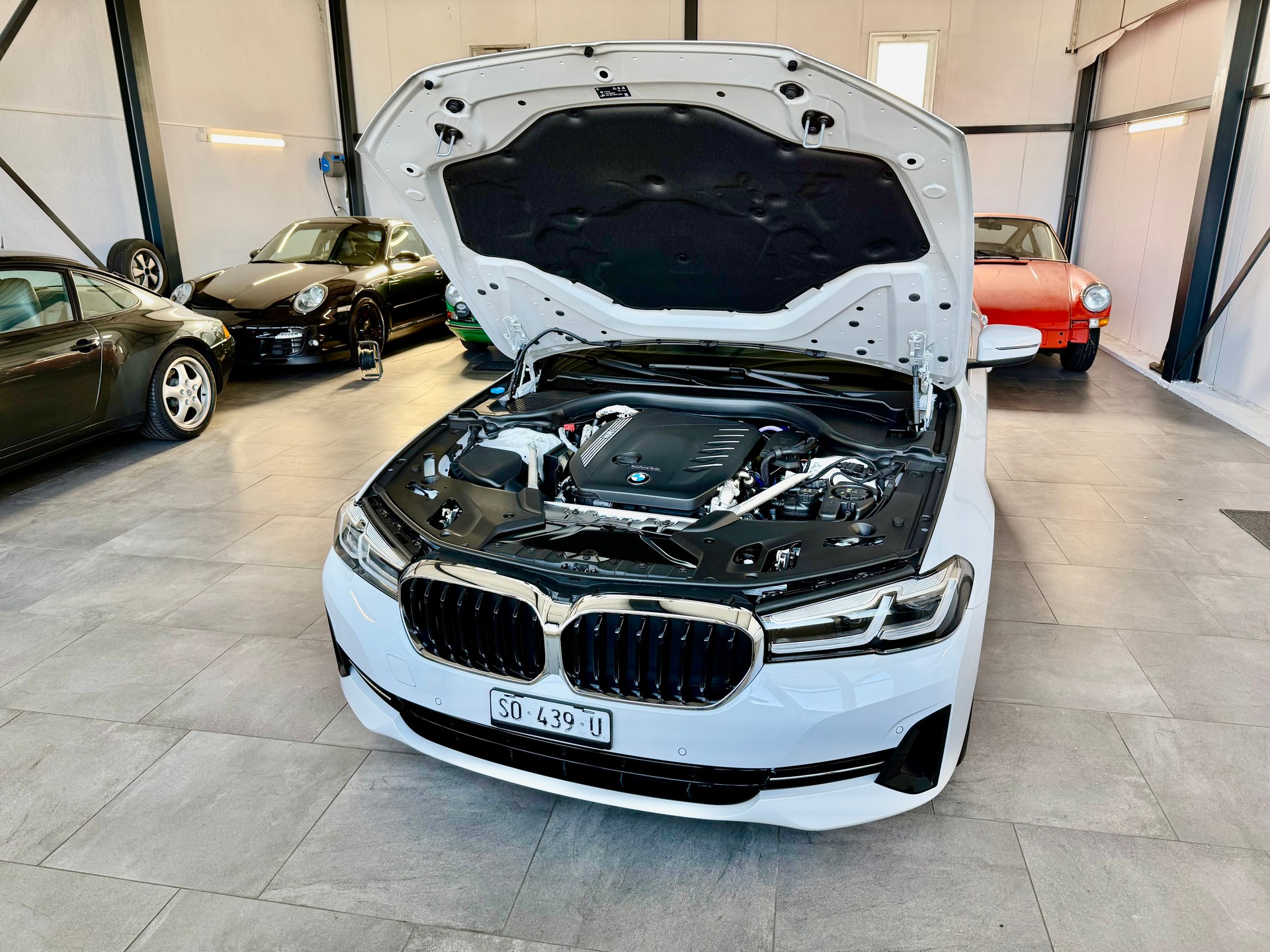BMW 530d xDrive 48V Sport Touring Steptronic-image-3