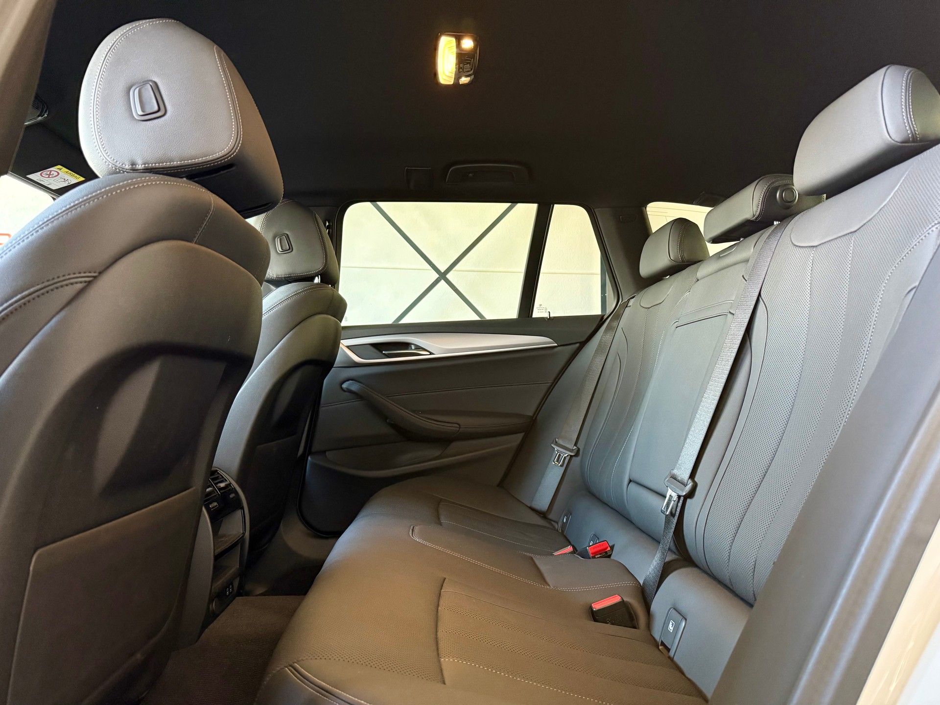 BMW 530d xDrive 48V Sport Touring Steptronic-image-9