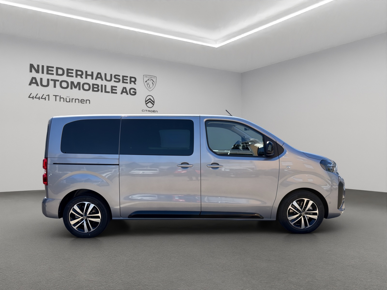 PEUGEOT Traveller Standard 2.2 BlueHDi Family Ed.-showroom-element-1