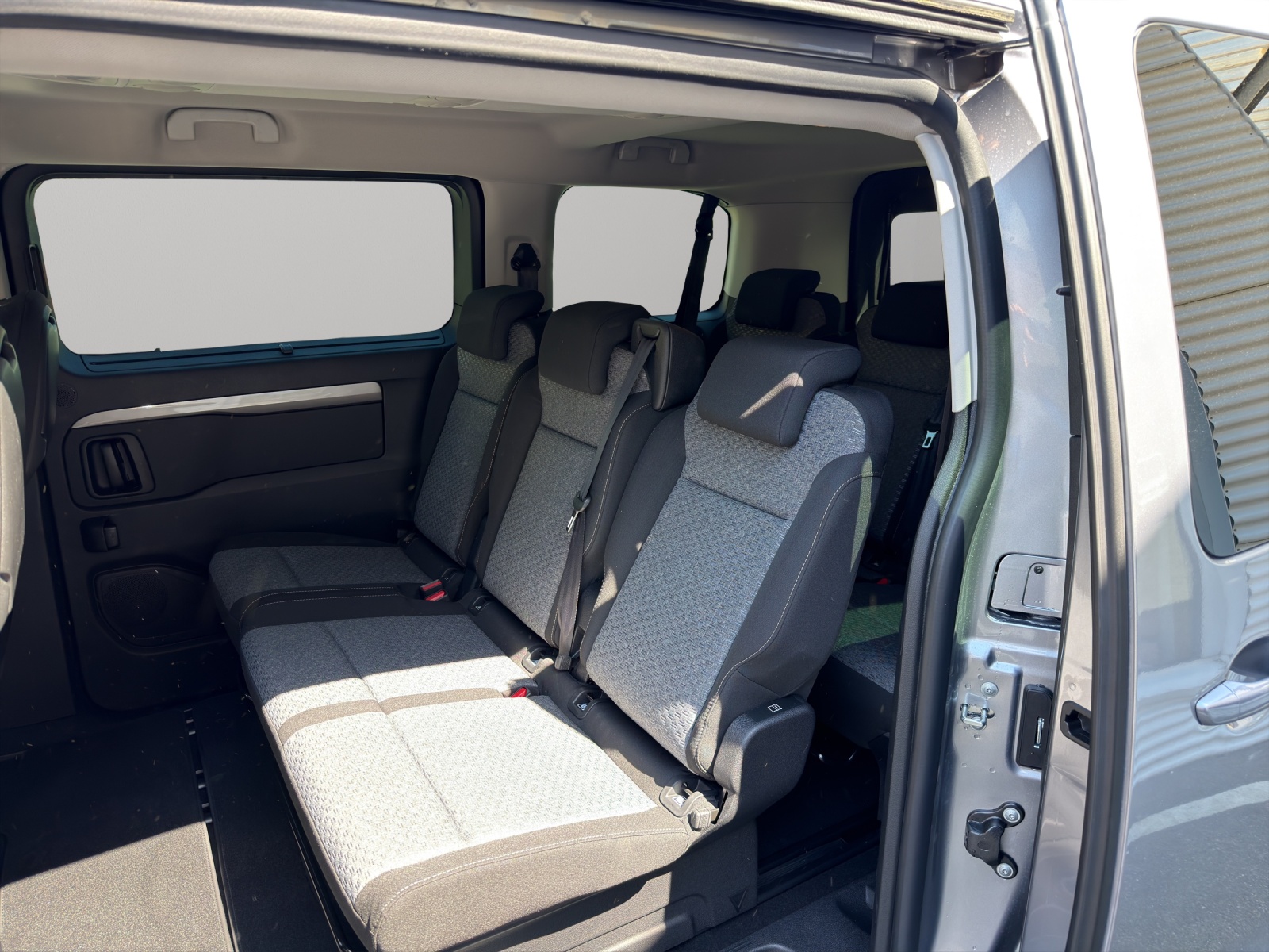 PEUGEOT Traveller Standard 2.2 BlueHDi Family Ed.-image-4
