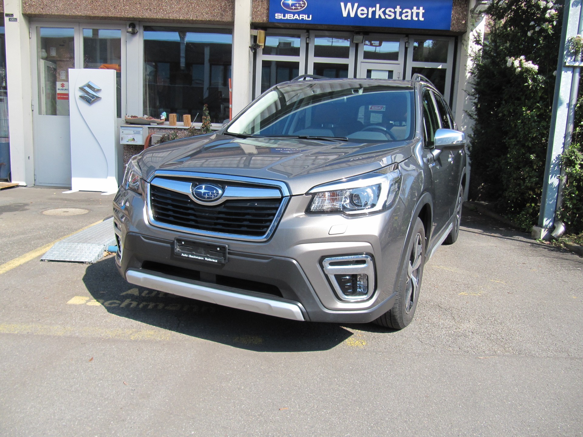 SUBARU Forester 2.0i e-Boxer Luxury Lineartronic-image-12