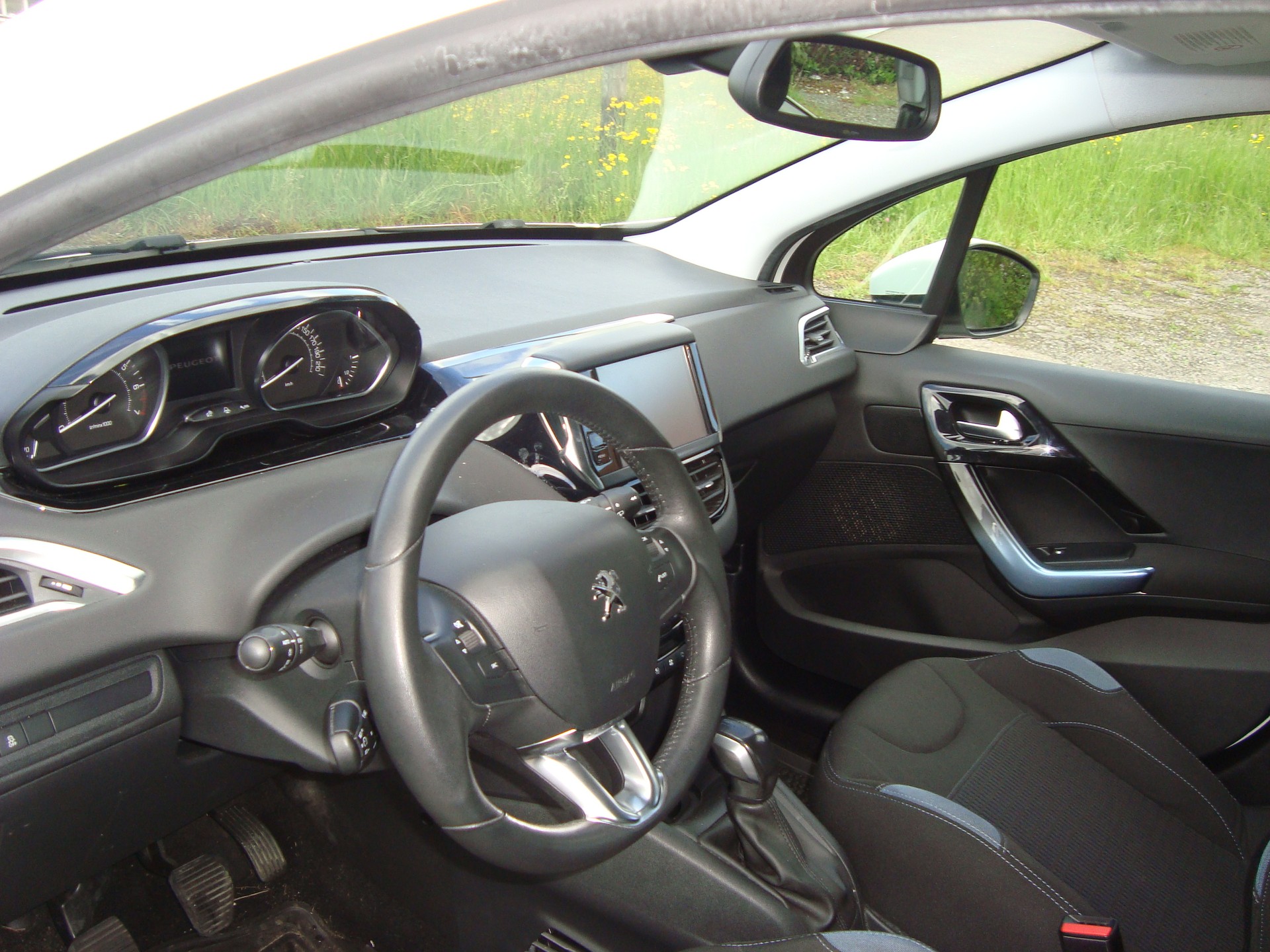 PEUGEOT 208 1.2 VTI Intuitive-image-8