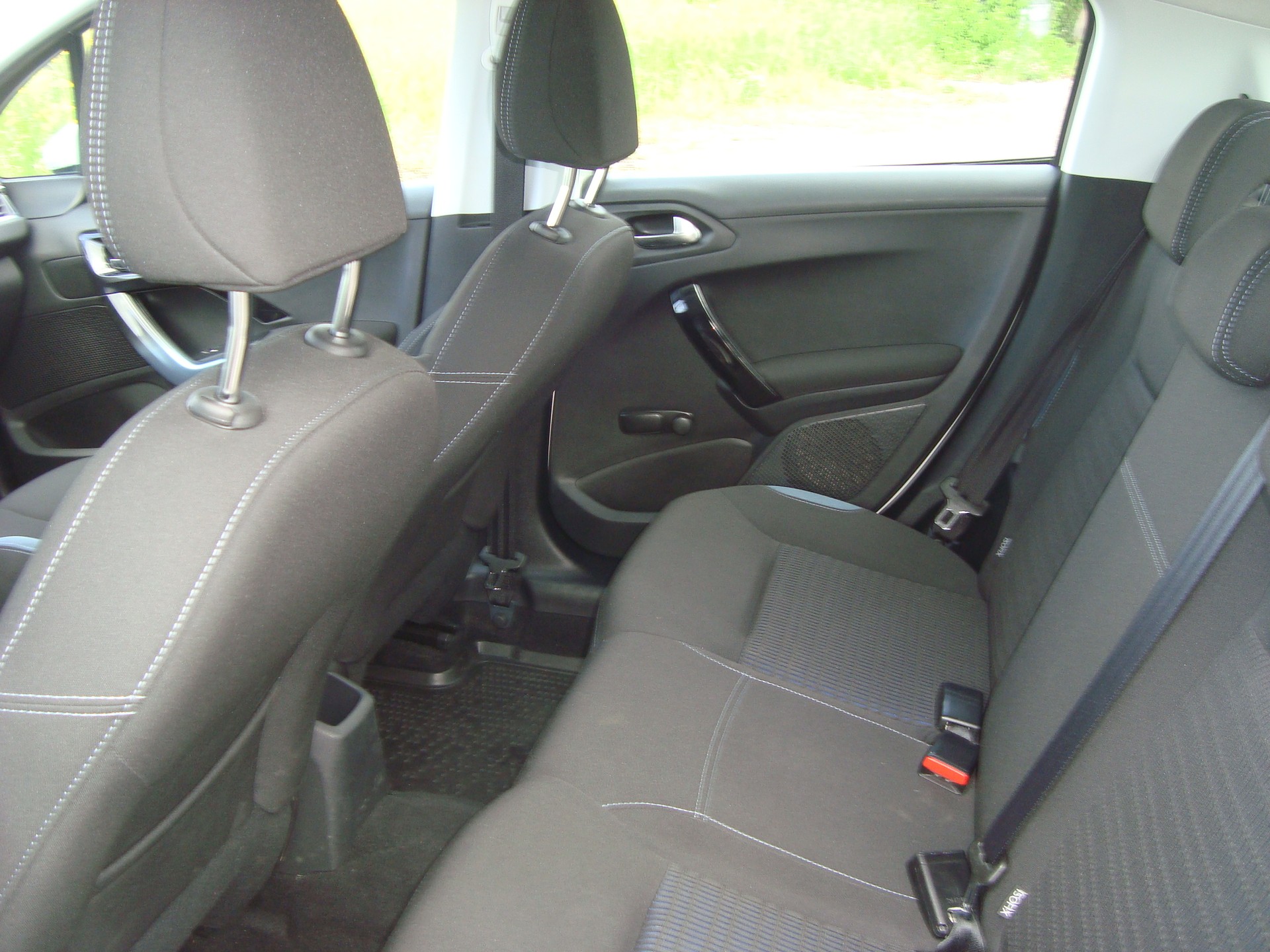 PEUGEOT 208 1.2 VTI Intuitive-image-7