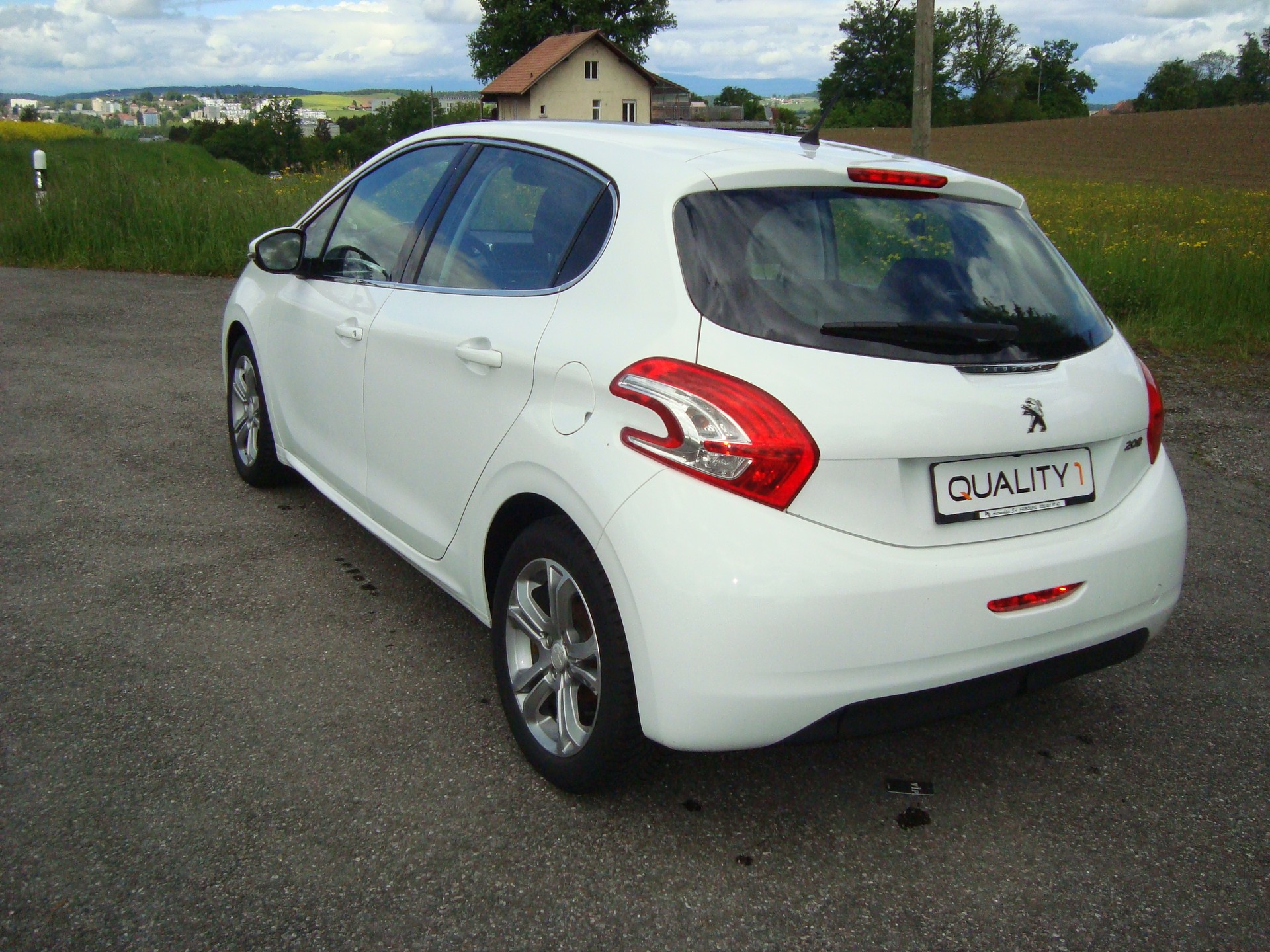 PEUGEOT 208 1.2 VTI Intuitive-image-3