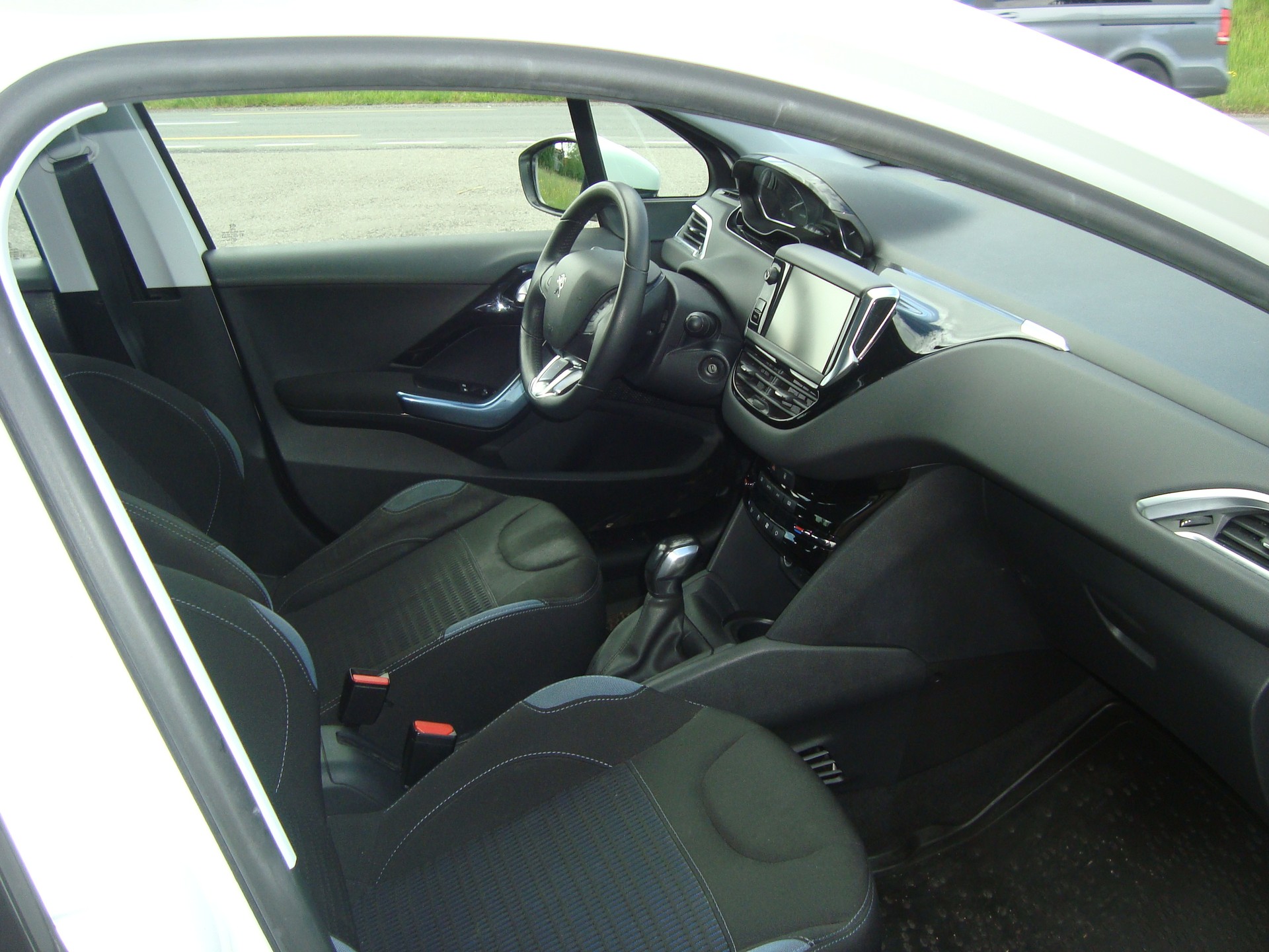 PEUGEOT 208 1.2 VTI Intuitive-image-6