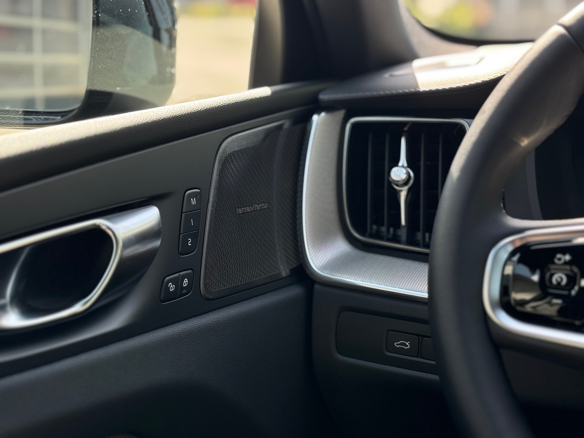 VOLVO XC60 2.0 T6 TE Black Edition eAWD-image-15