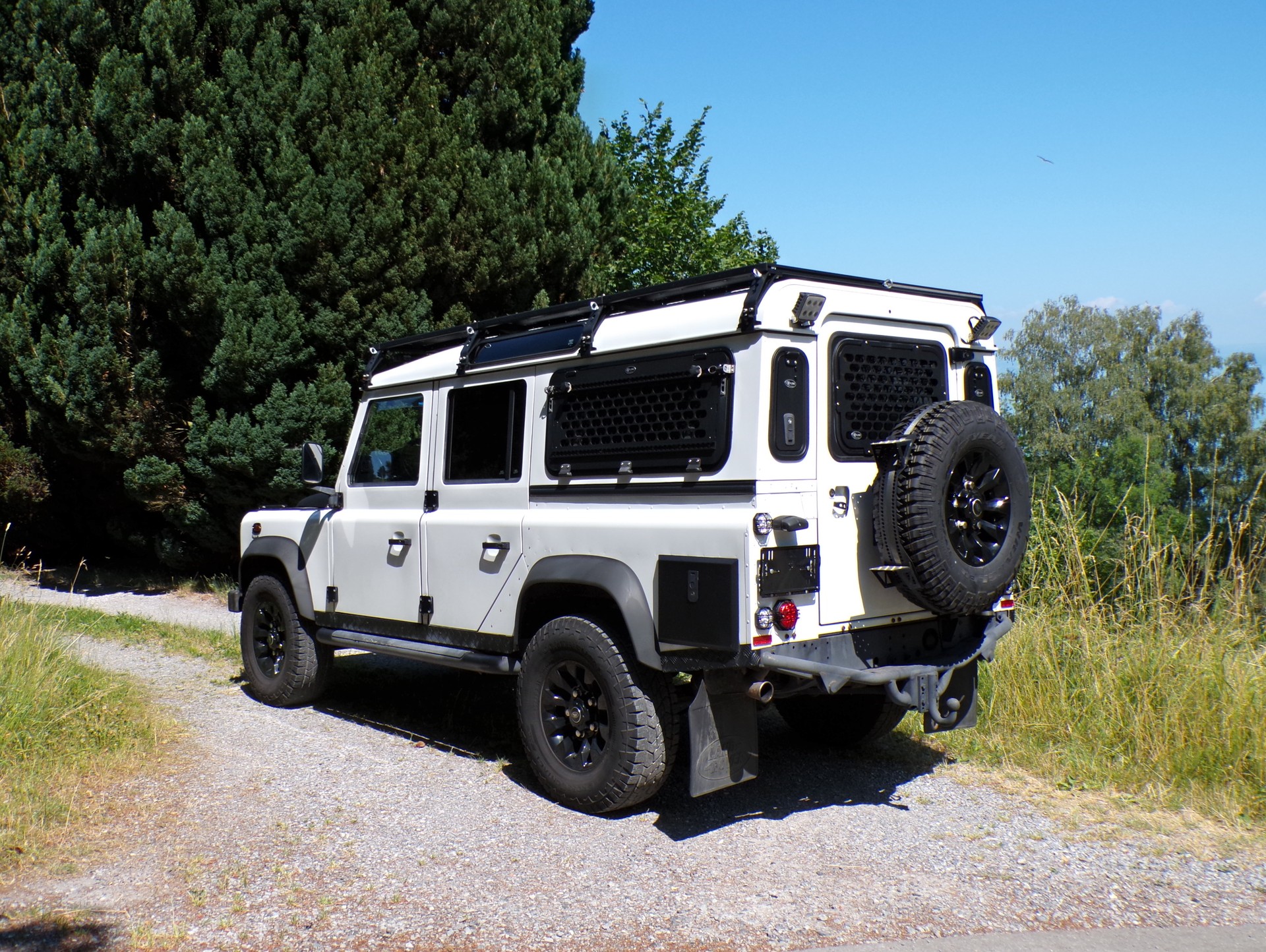 LAND ROVER Defender 110 2.2 TD4 Station Wagon Legend-image-10