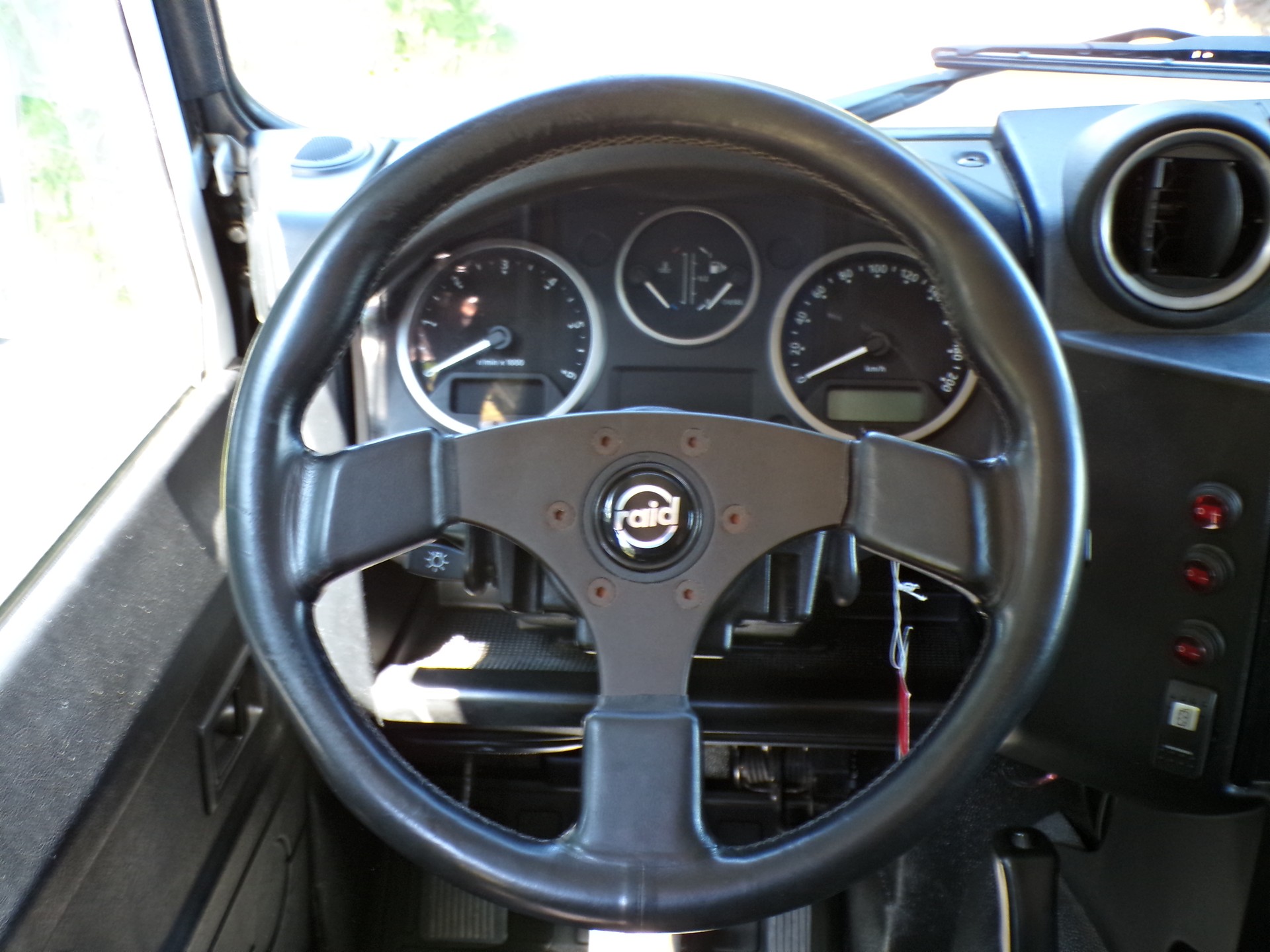 LAND ROVER Defender 110 2.2 TD4 Station Wagon Legend-image-25