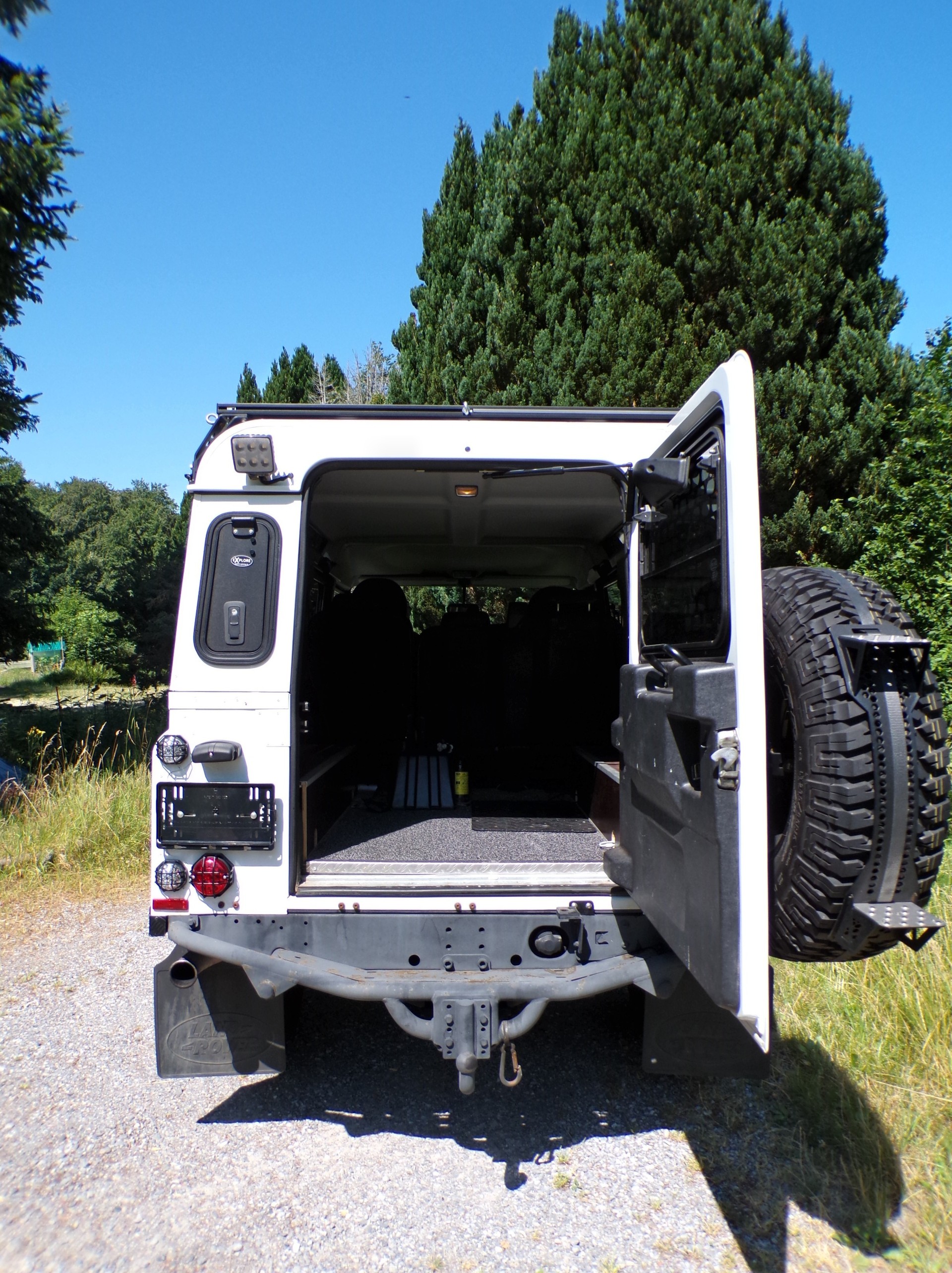 LAND ROVER Defender 110 2.2 TD4 Station Wagon Legend-image-15
