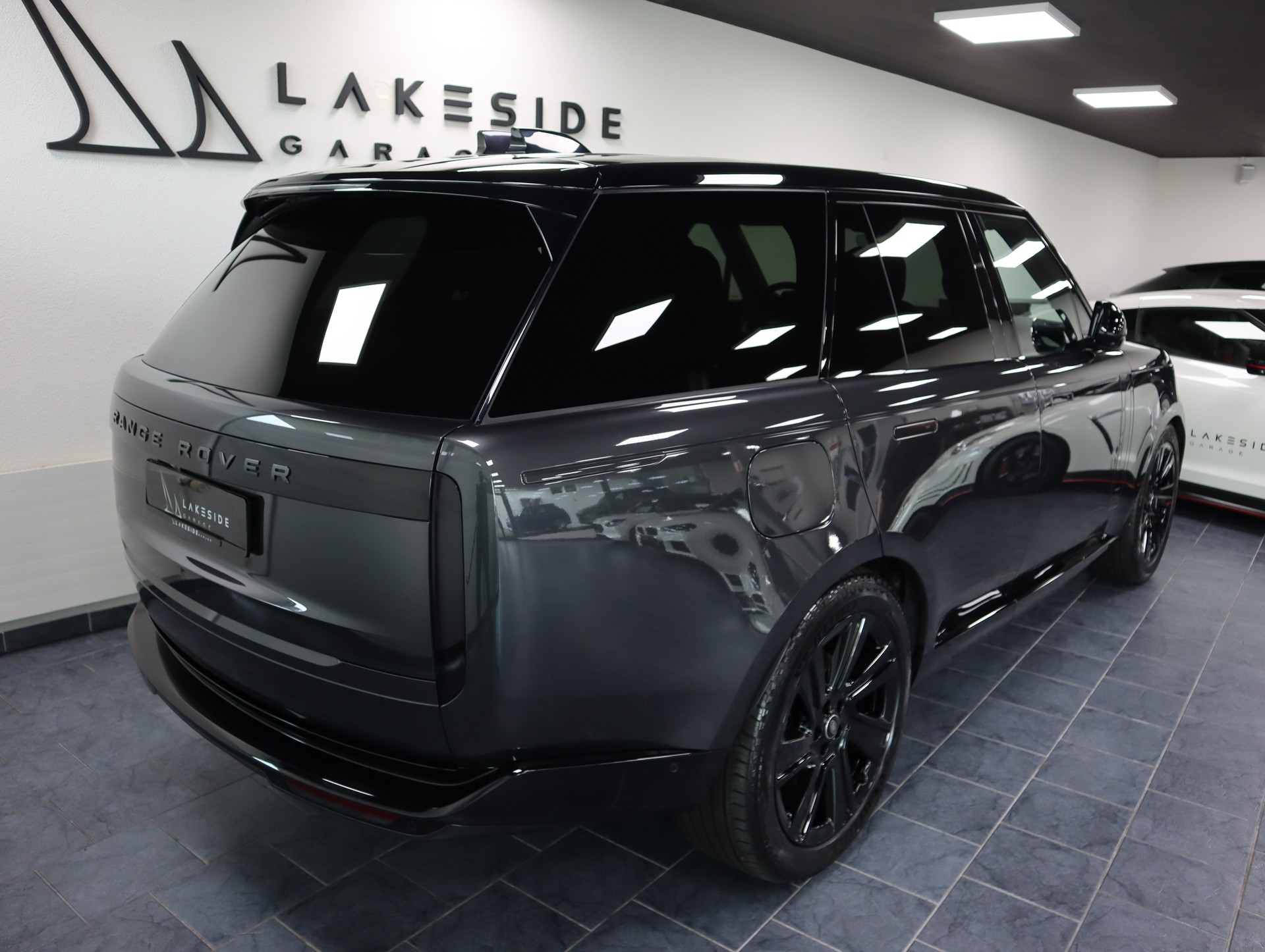 LAND ROVER Range Rover D350 3.0D I6 MHEV HSE Automatic-showroom-element-3
