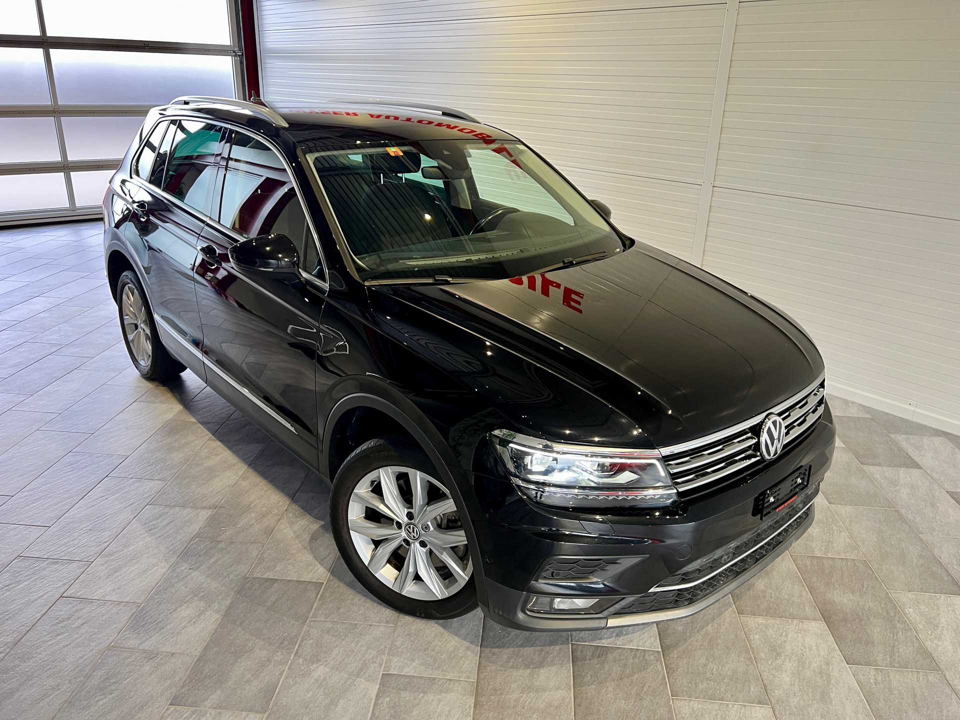 VW Tiguan 2.0TSI Highline 4Motion DSG-showroom-element-1