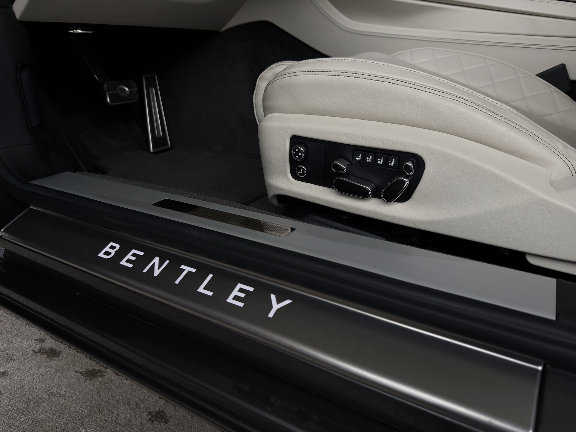 BENTLEY Continental GT 6.0 W12-image-16