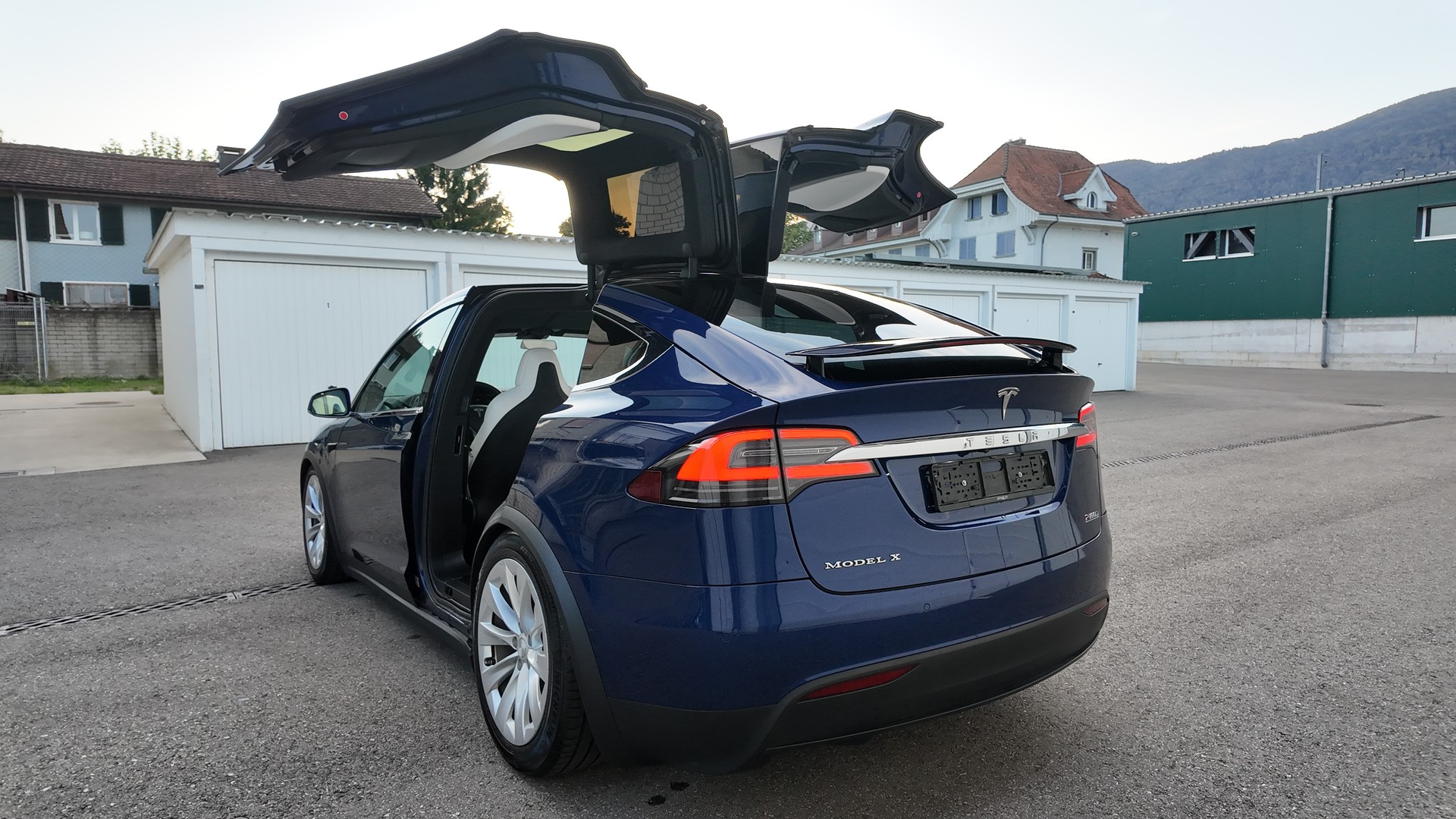 TESLA Model X Ludicrous Performance-showroom-element-2