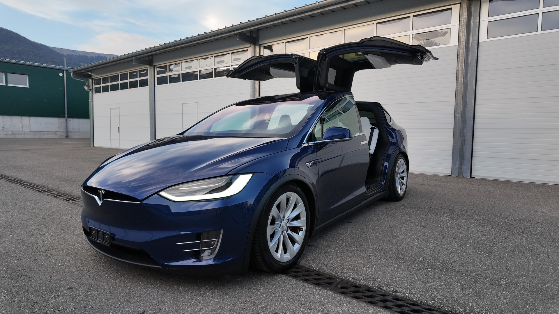 TESLA Model X Ludicrous Performance-showroom-element-1
