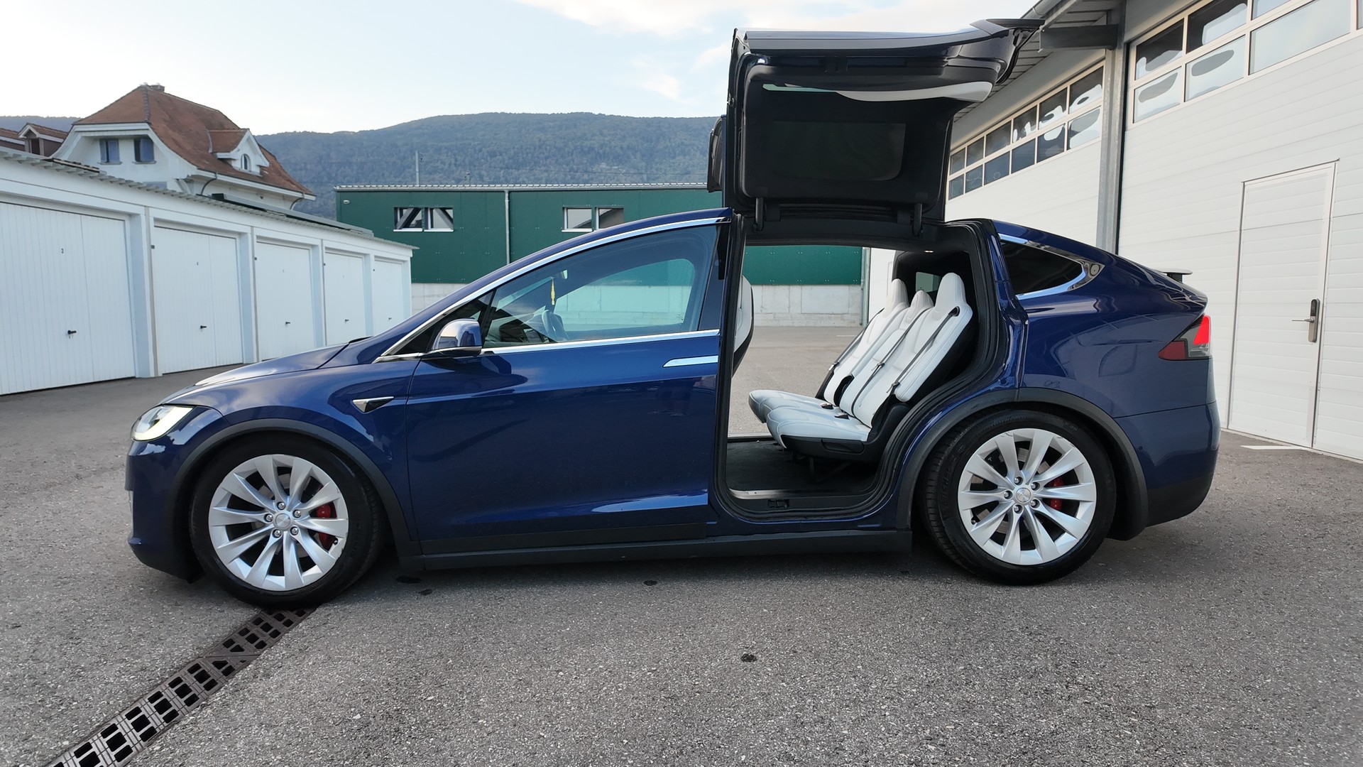 TESLA Model X Ludicrous Performance-showroom-element-3