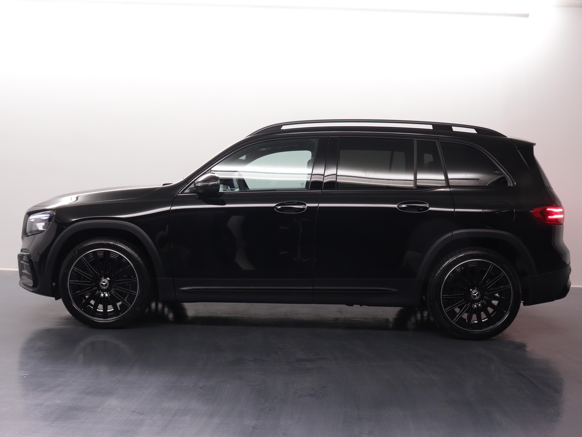 MERCEDES-BENZ GLB 220 d AMG Line 4matic-showroom-element-2