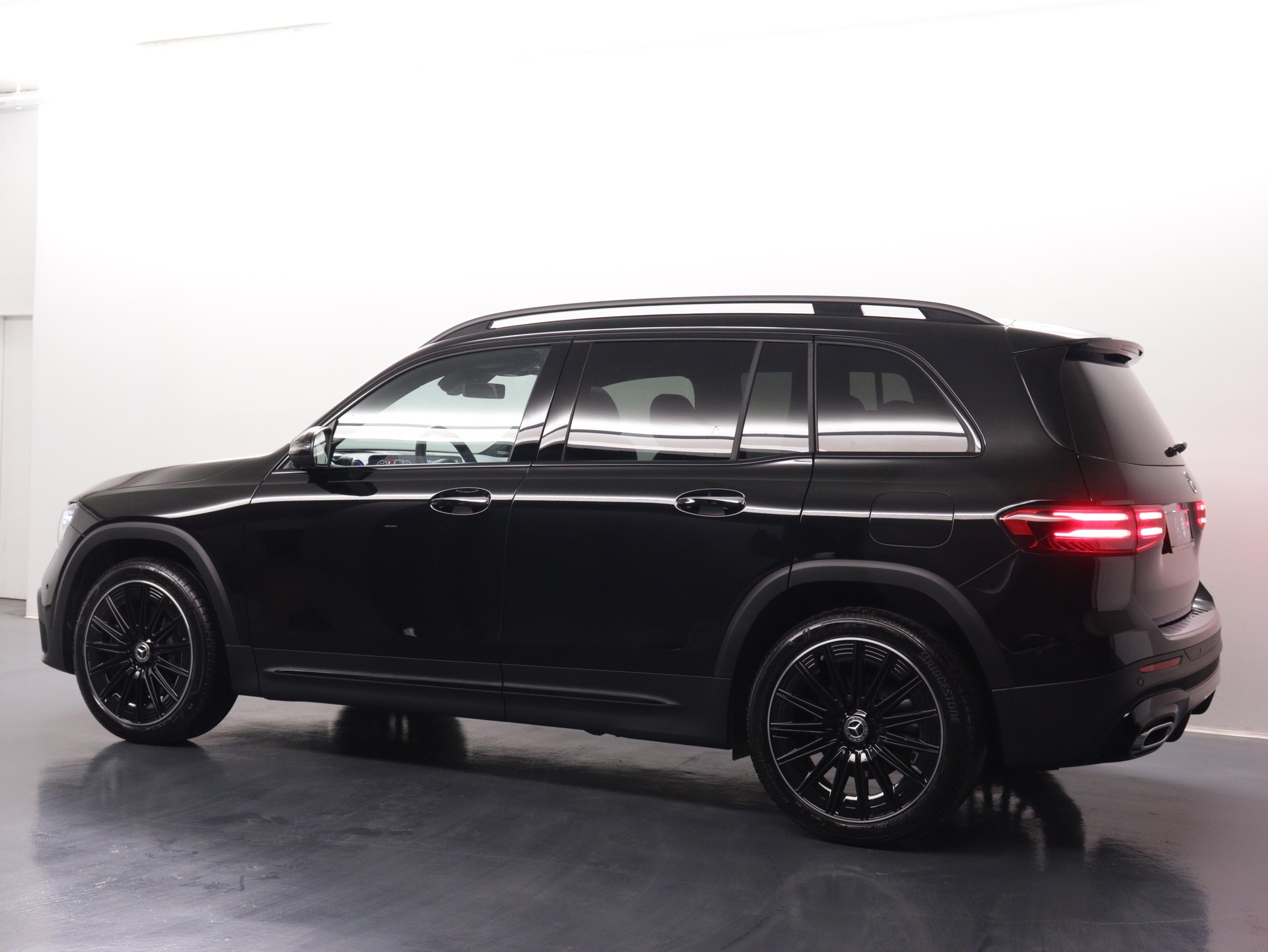 MERCEDES-BENZ GLB 220 d AMG Line 4matic-showroom-element-3