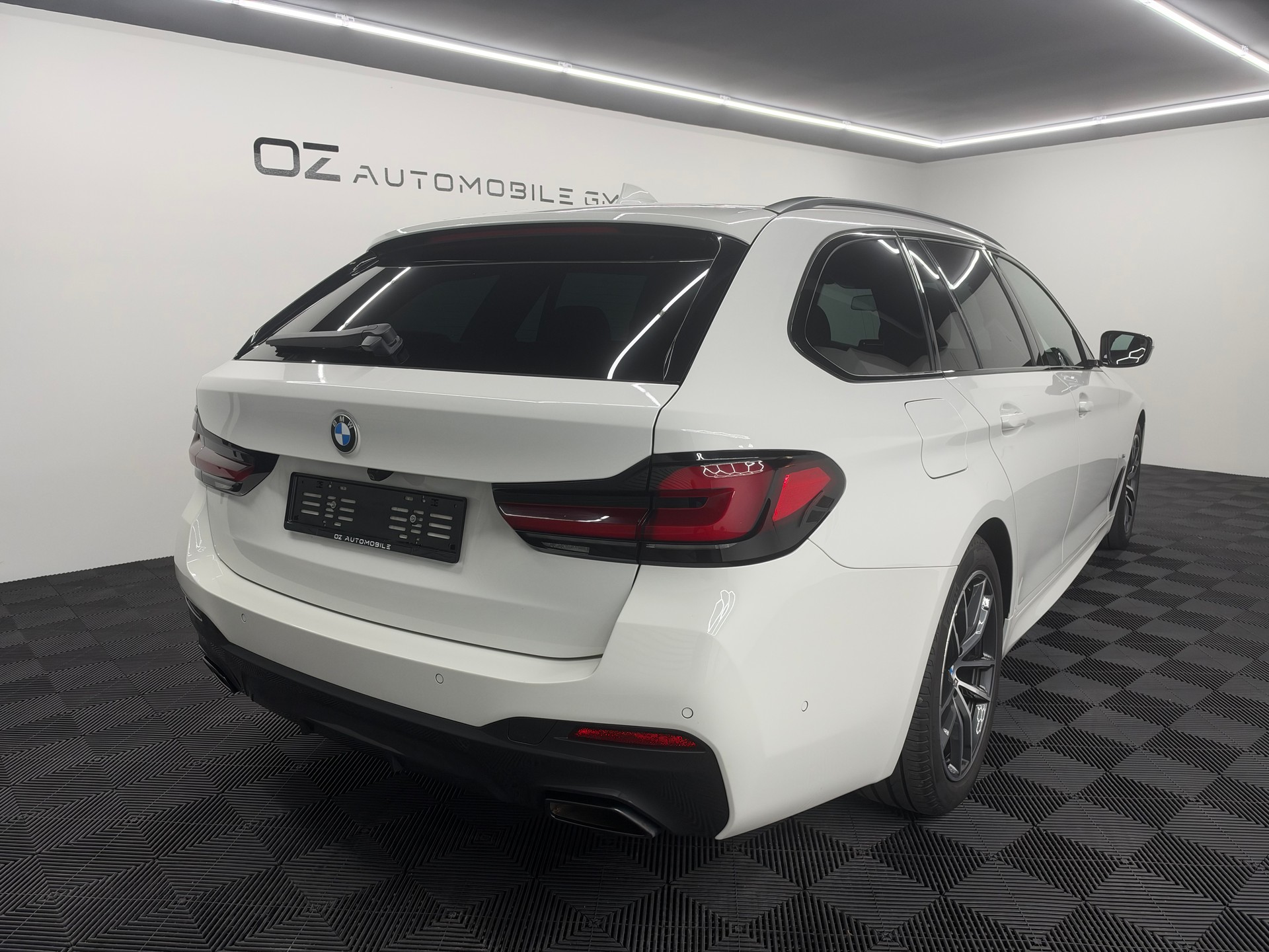 BMW 520d xDrive 48V Touring M Sport Steptronic-image-5